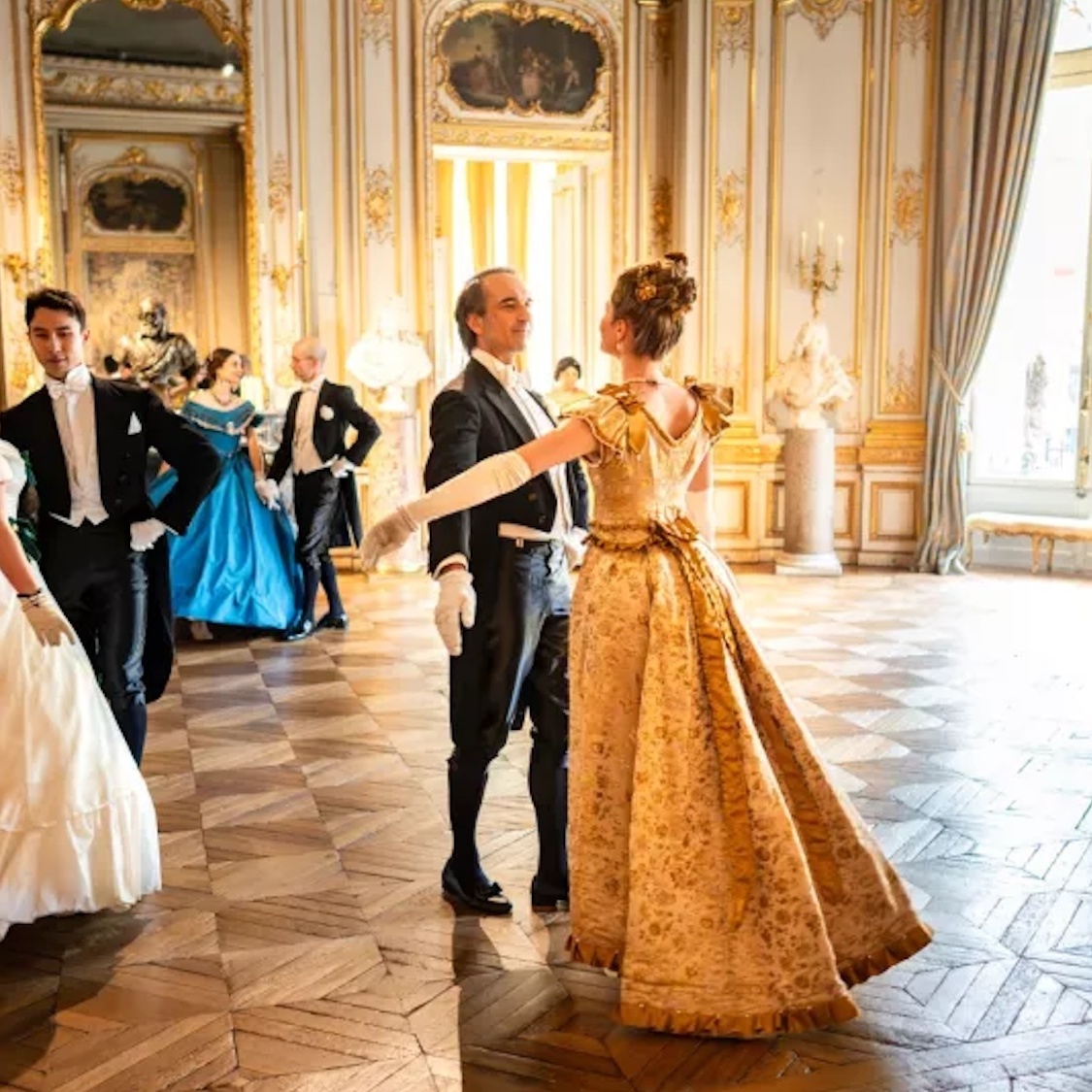 grand-salon-bal-costume-danse-couples-jpg-webp-jpe