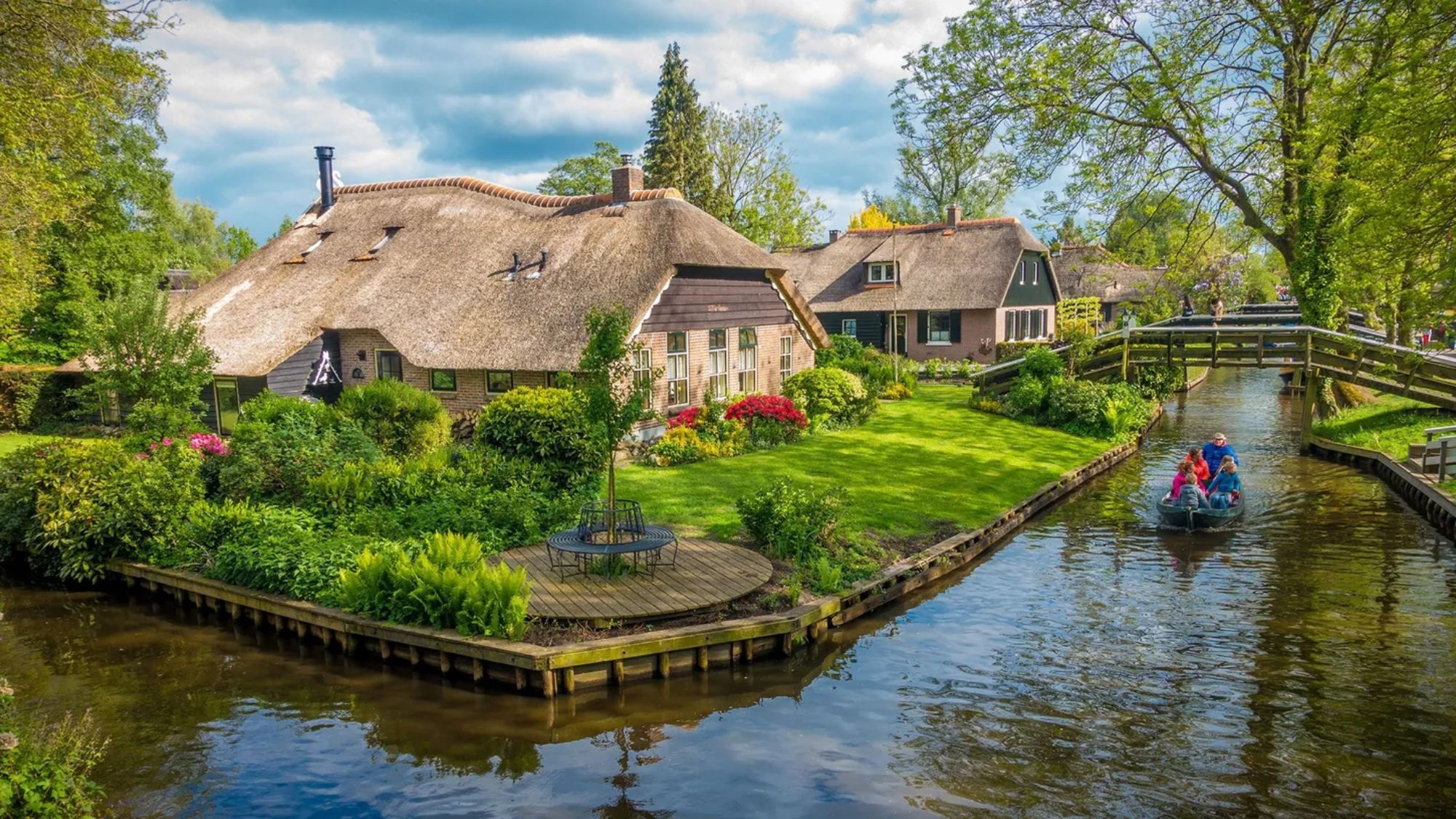 maisons-barques-ponts-herbe