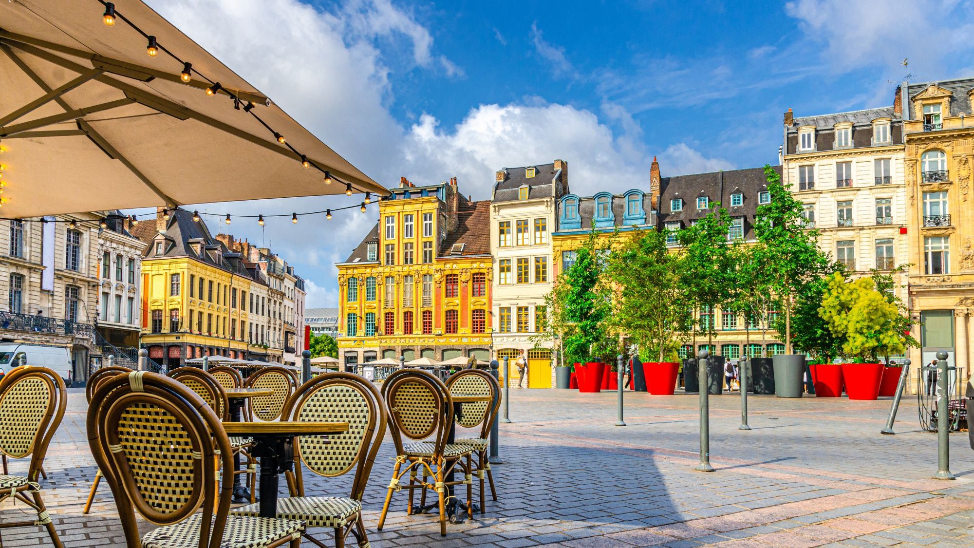 fac-ades-terrasse-chaises-ciel-bleu