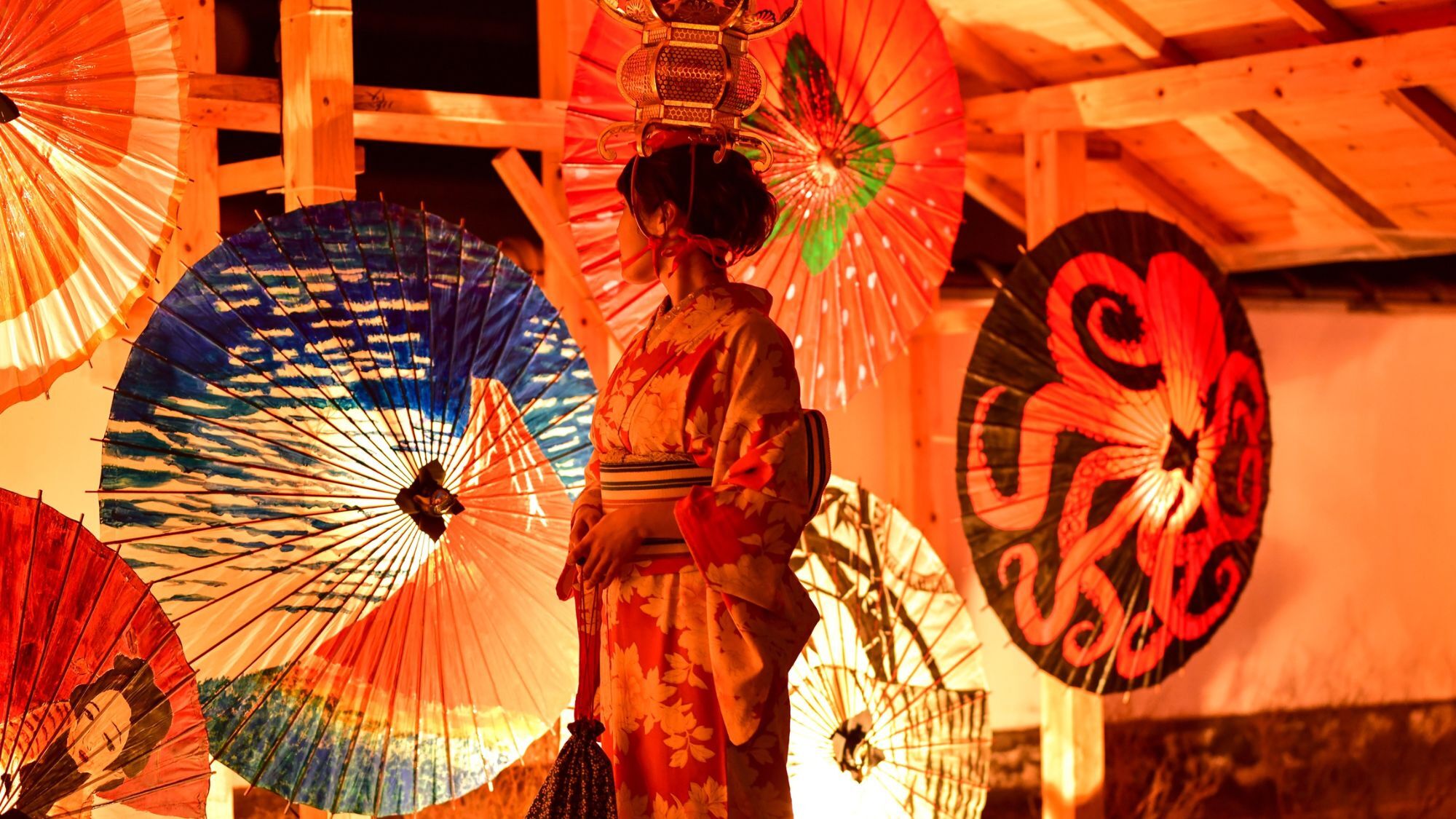 lumiere-rouge-ombrelle-femme-japonaise