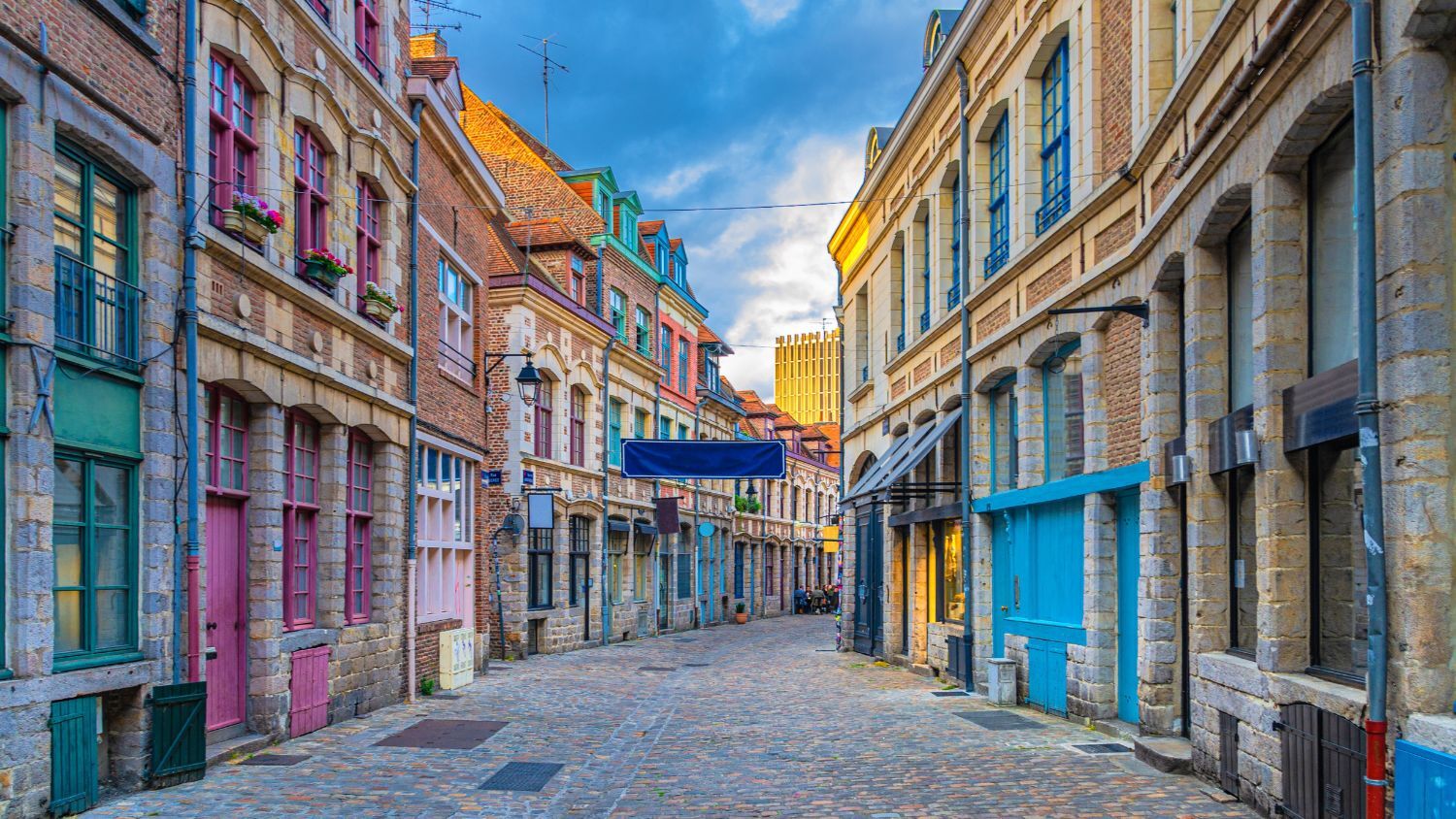 rue-pave-s-fac-ades-briques