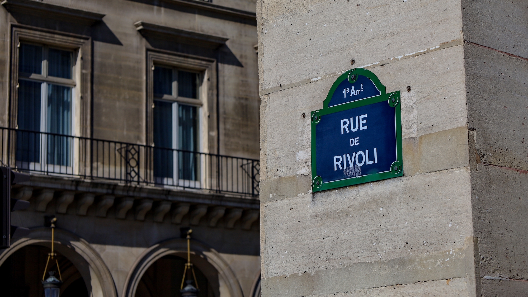 Il est possible d’acheter d’authentiques pavés et plaques des rues parisiennes shutterstock-2137962061