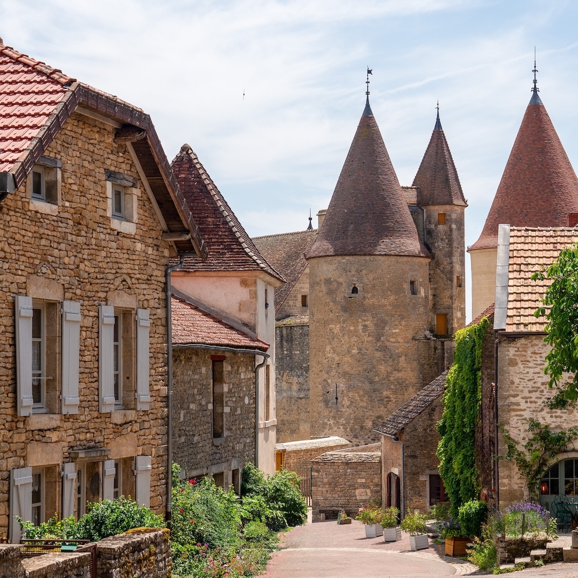 Ce village médiéval à 2h de Lyon, parmi les plus beaux de France, compte moins de 100 habitants chateauneuf-auxois-village-medieval-2h-lyon-plus-b