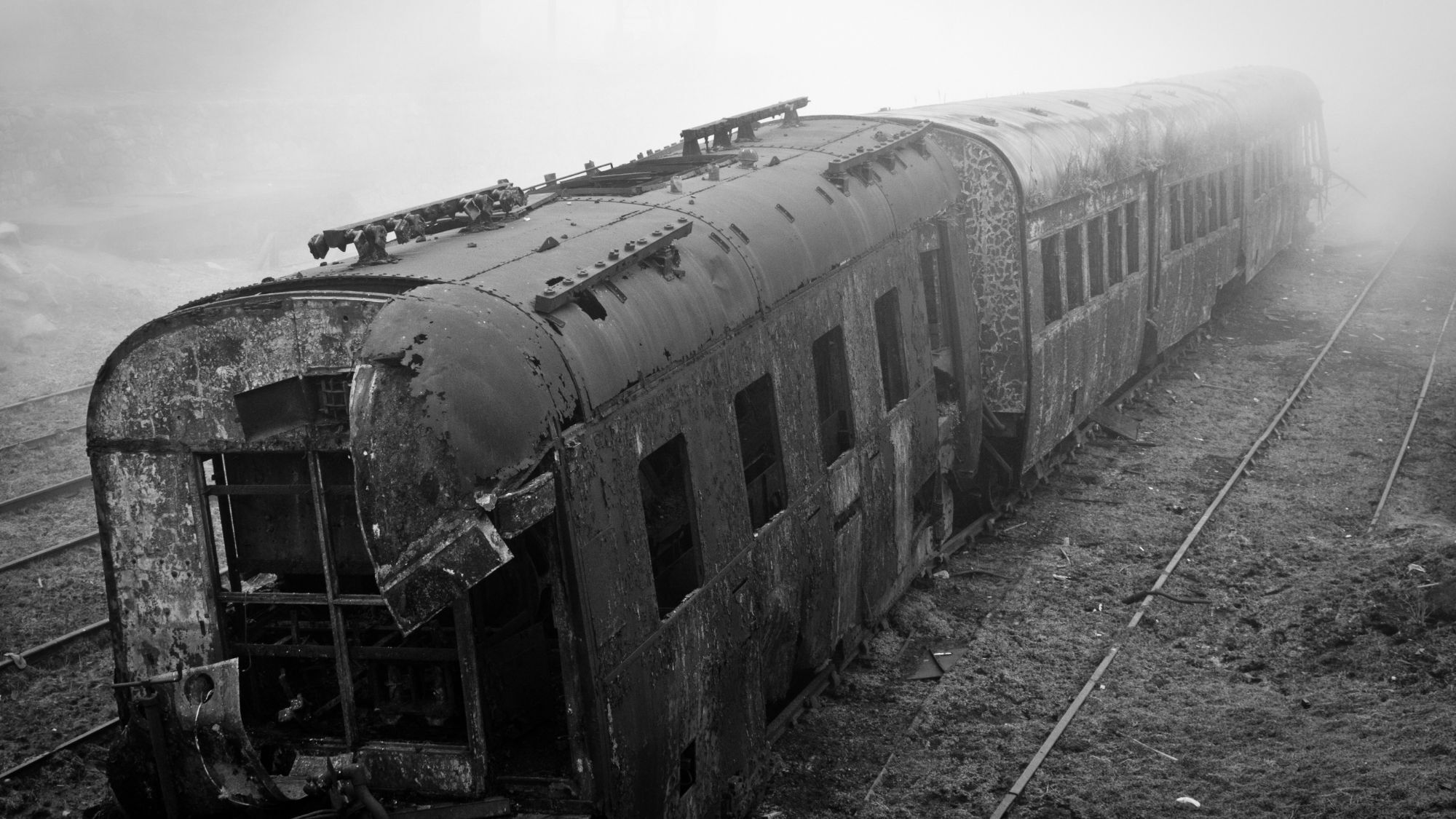 train-abandonne-noir-blanc