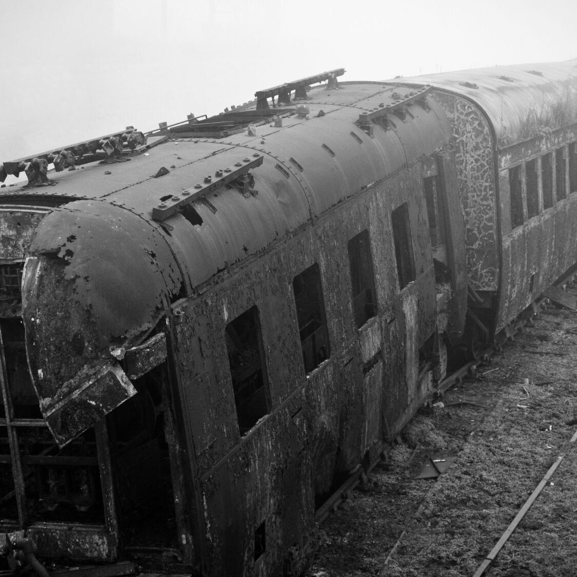train-abandonne-noir-blanc