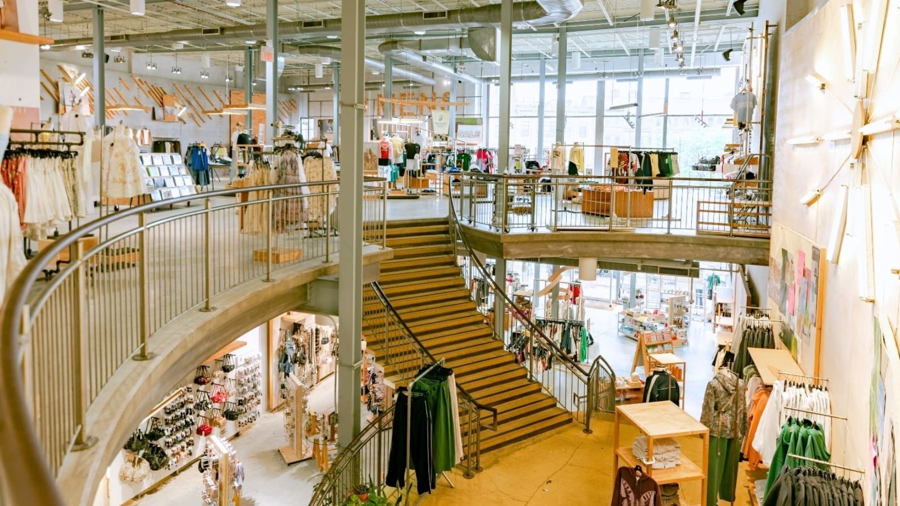 magasin-vetements-escalier-fenetres