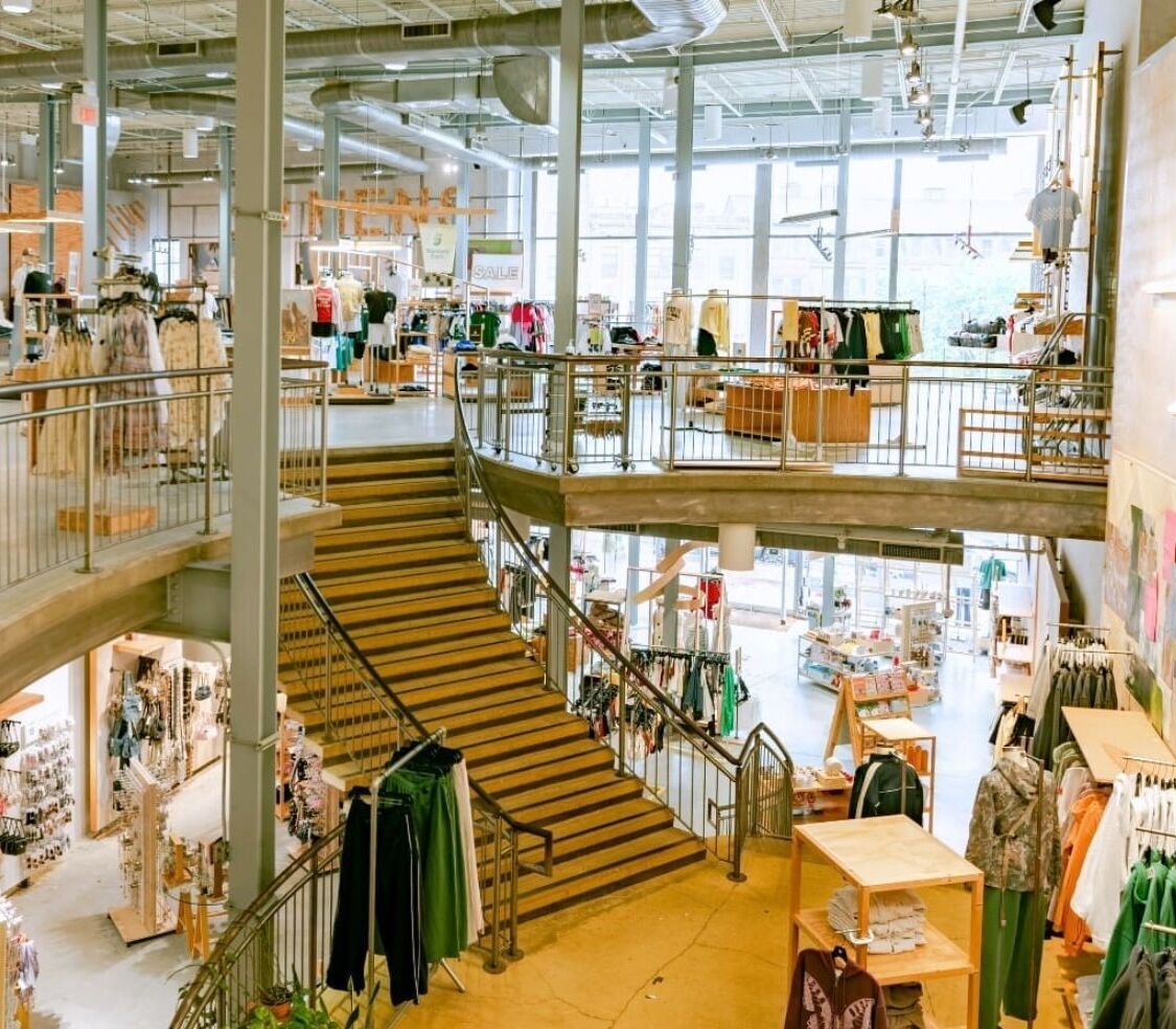 magasin-vetements-escalier-fenetres