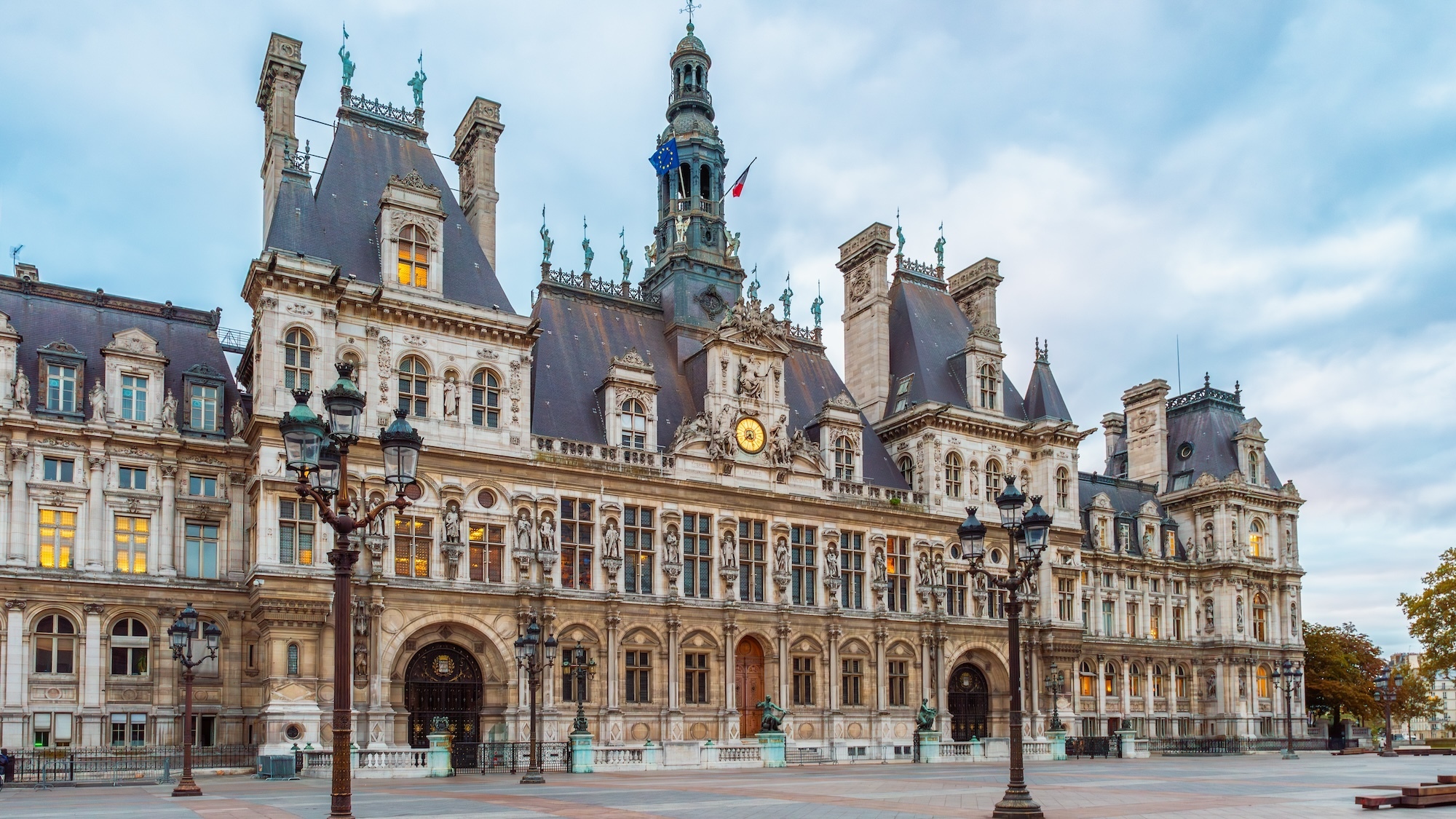Municipales 2026 à Paris : Emmanuel Grégoire largement en tête devant Rachida Dati paris-hotel-ville-artem-evdokimov-shutterstock