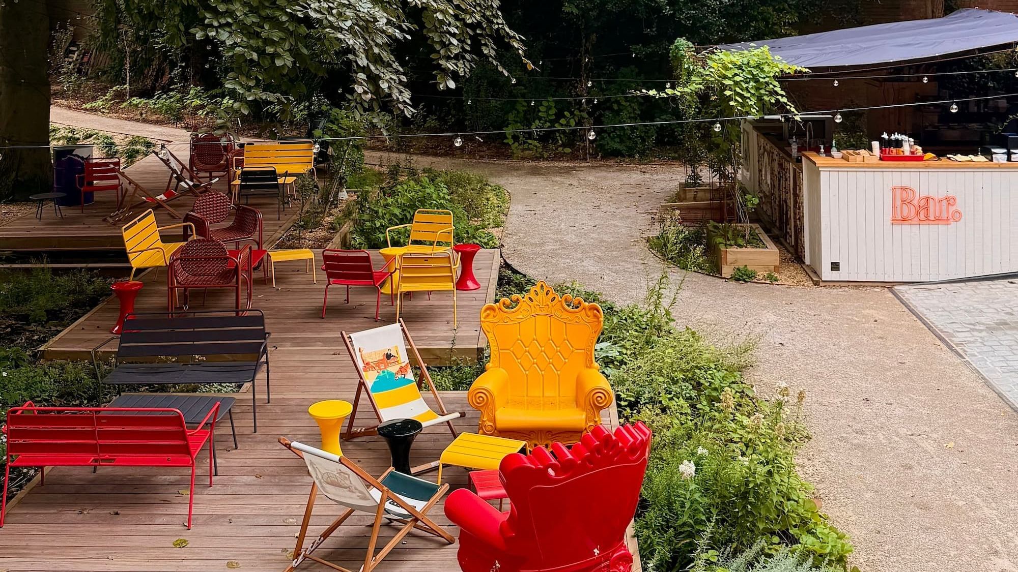terrasses-bancs-fauteuils-rouge-jaune
