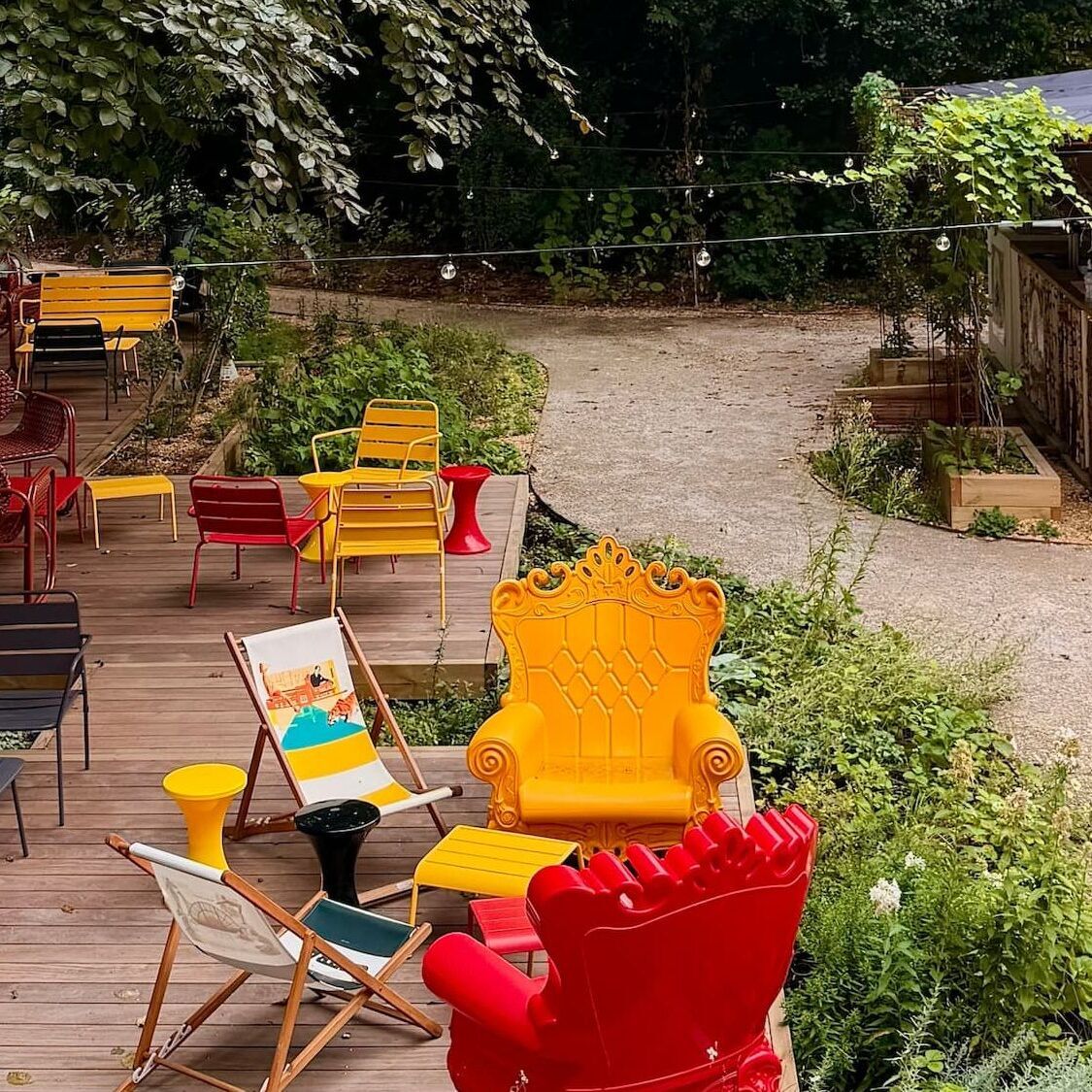 terrasses-bancs-fauteuils-rouge-jaune
