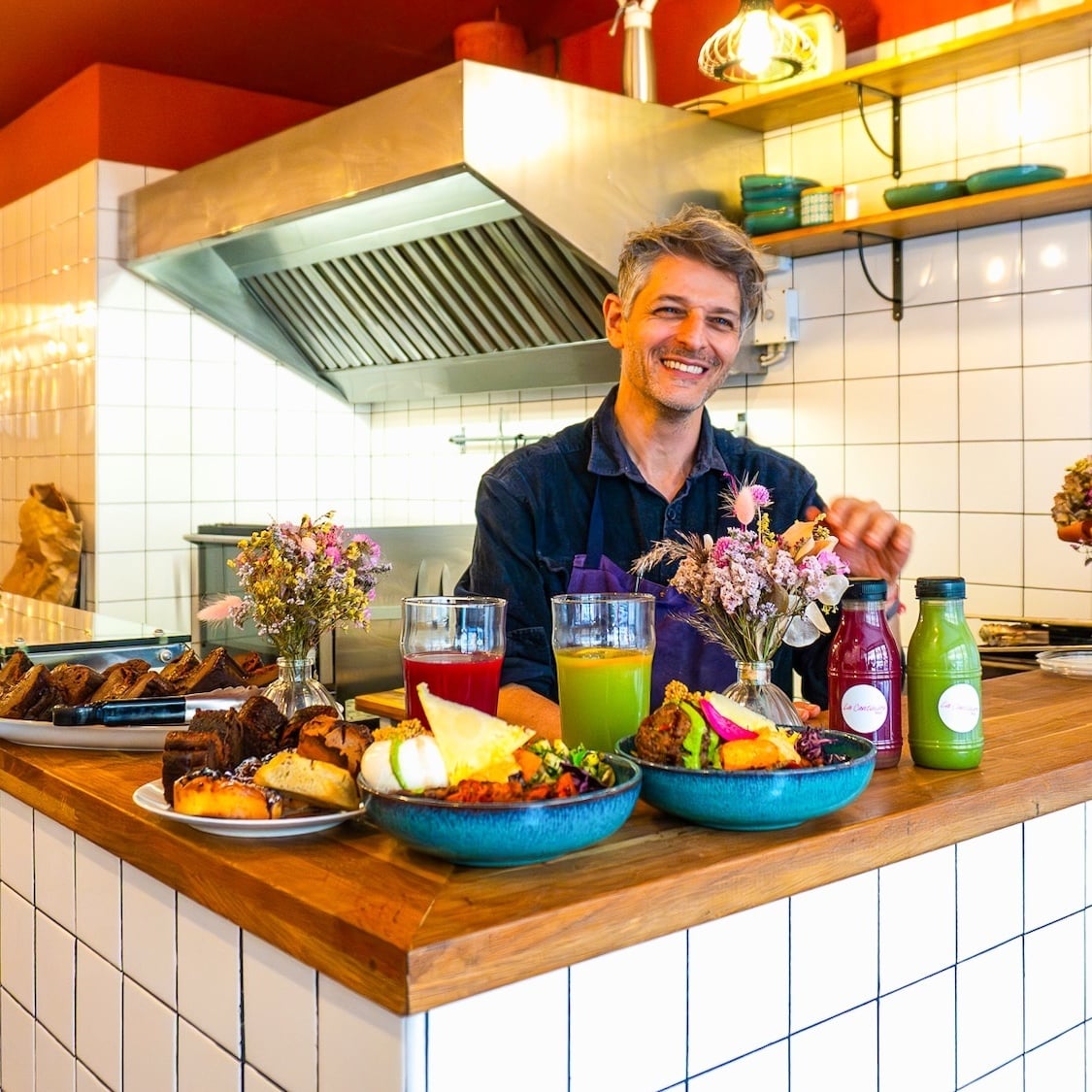 With its ultra colorful bowls, this 5/5 rated canteen radiates joy! la-cantinie-re