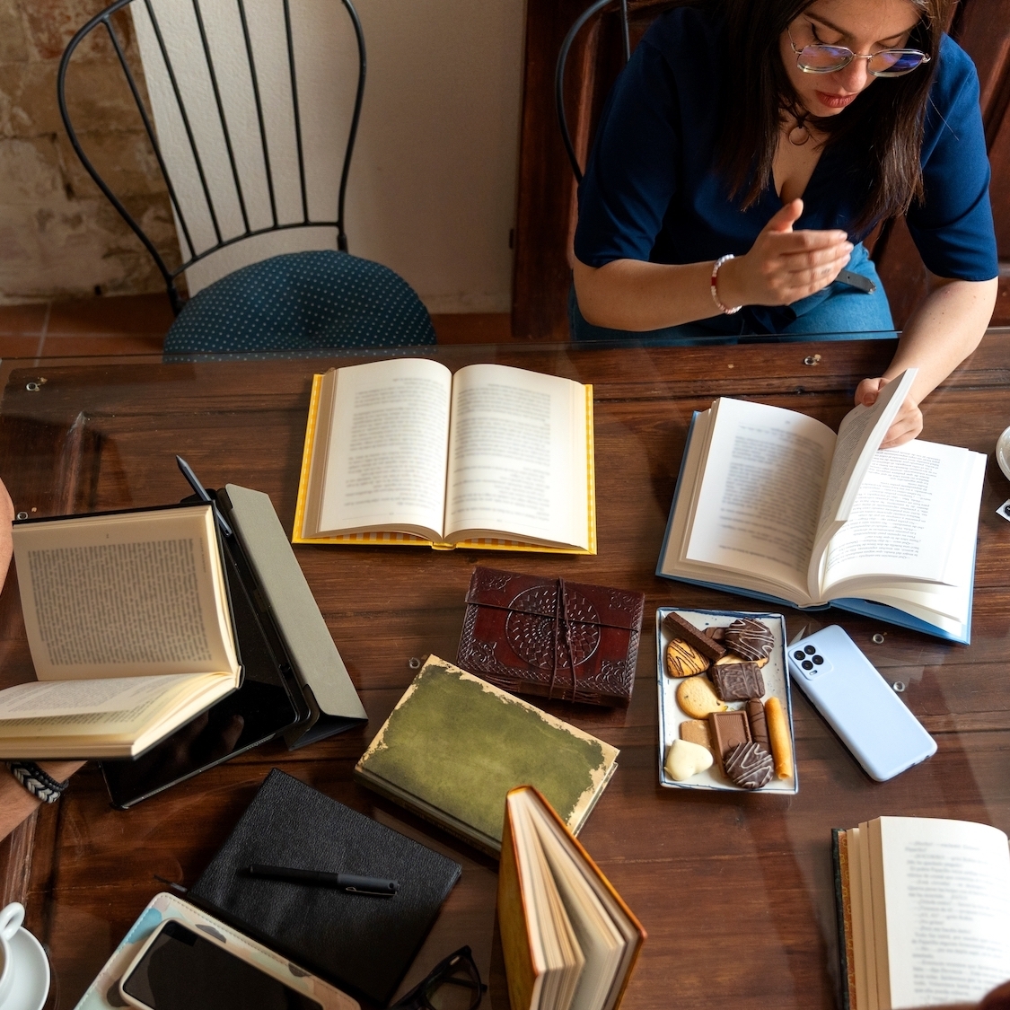 5 Parisian book clubs you absolutely must discover! shutterstock-2627805313