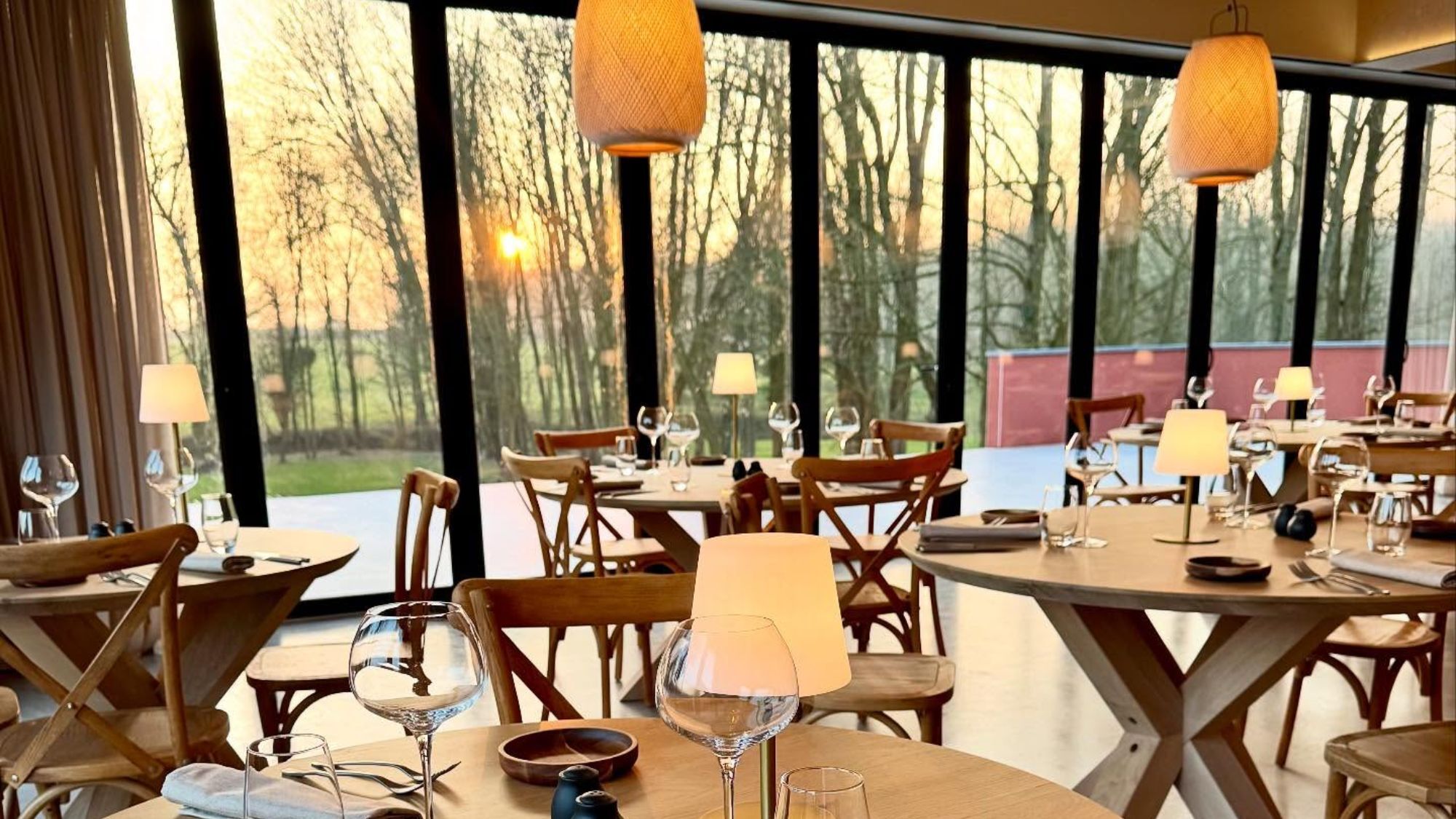 tables-chaises-coucher-soleil-restaurant