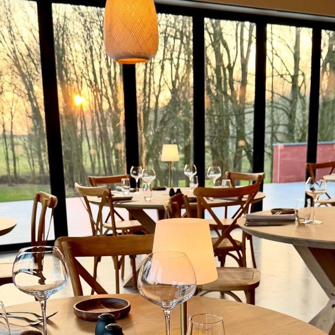 tables-chaises-coucher-soleil-restaurant