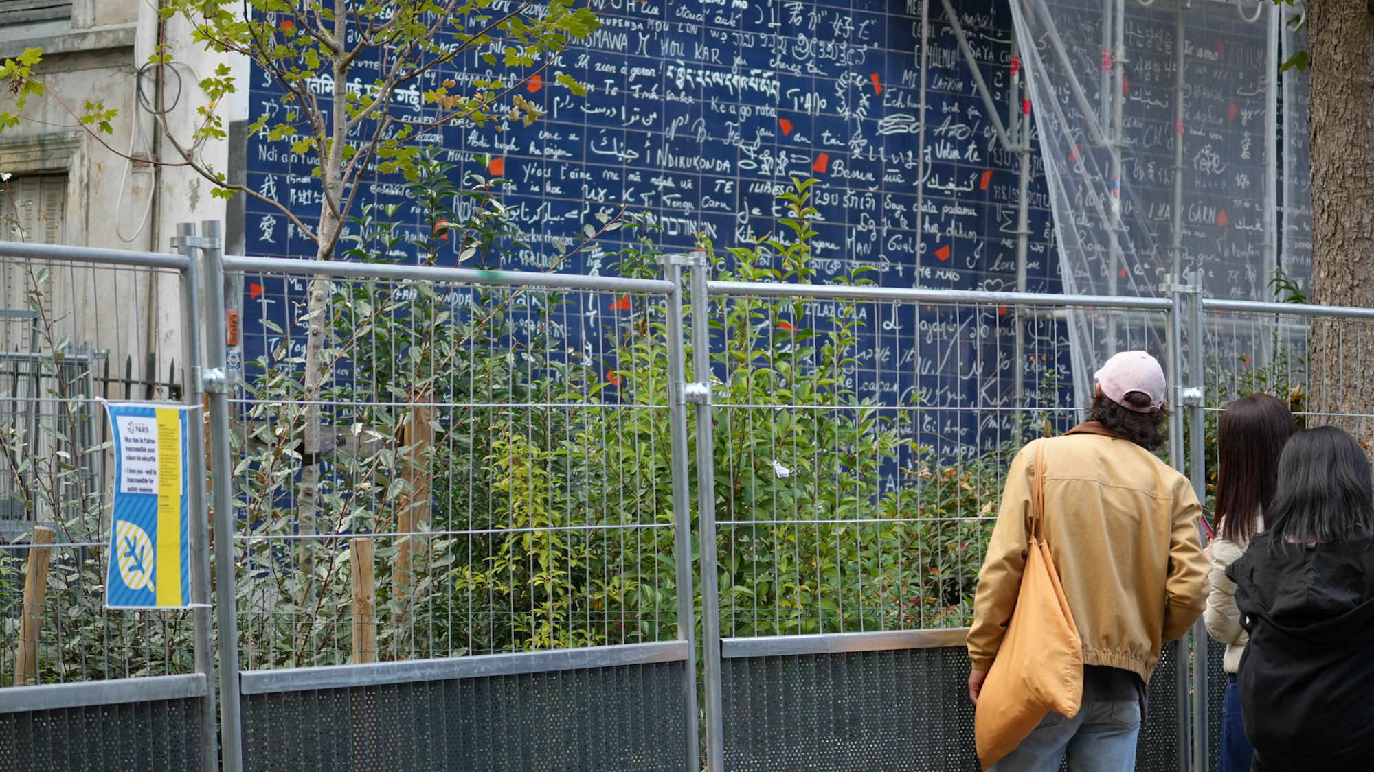 A Montmartre, le Mur des Je t’aime à deux doigts de s’effondrer dsc01582-2-1-