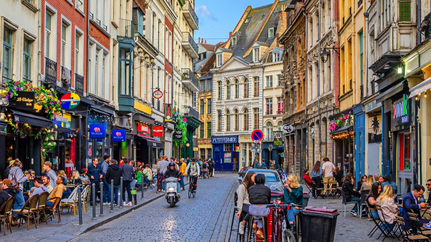 rue-paves-gens-terrasses
