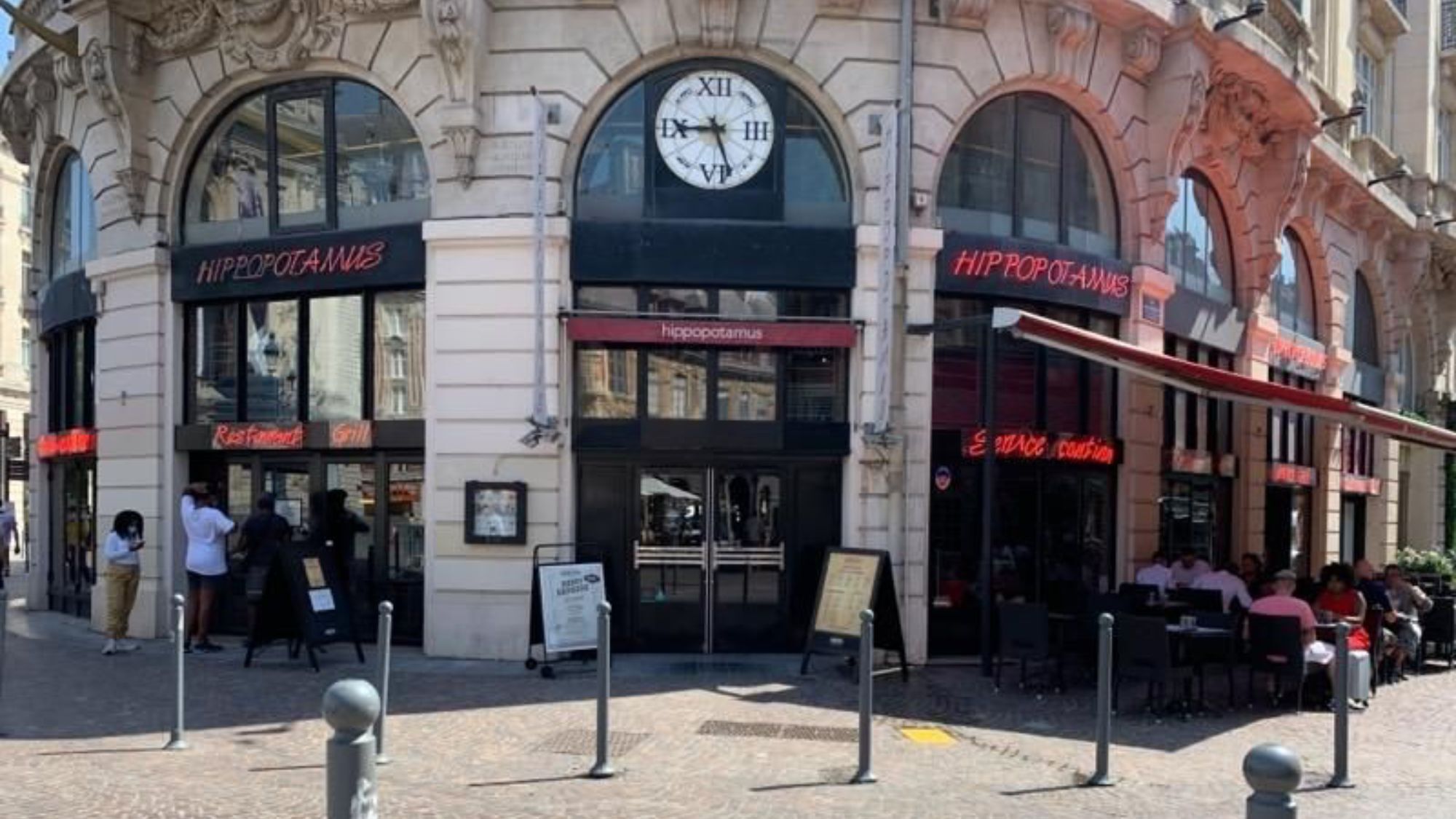 L’un des restaurants les plus connus du centre de Lille vient de fermer définitivement horloge-hippopotamus-rue