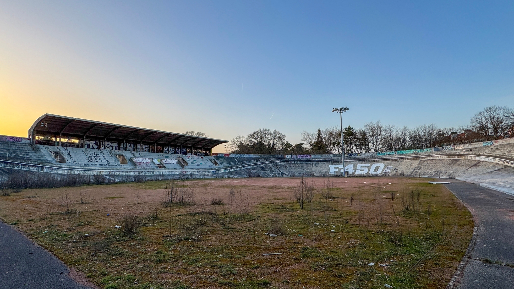 L’ancien vélodrome de Dijon laissé à l’abandon intrigue et inquiète l-ancien-ve-lodrome-de-dijon-laisse-a-l-abandon-in