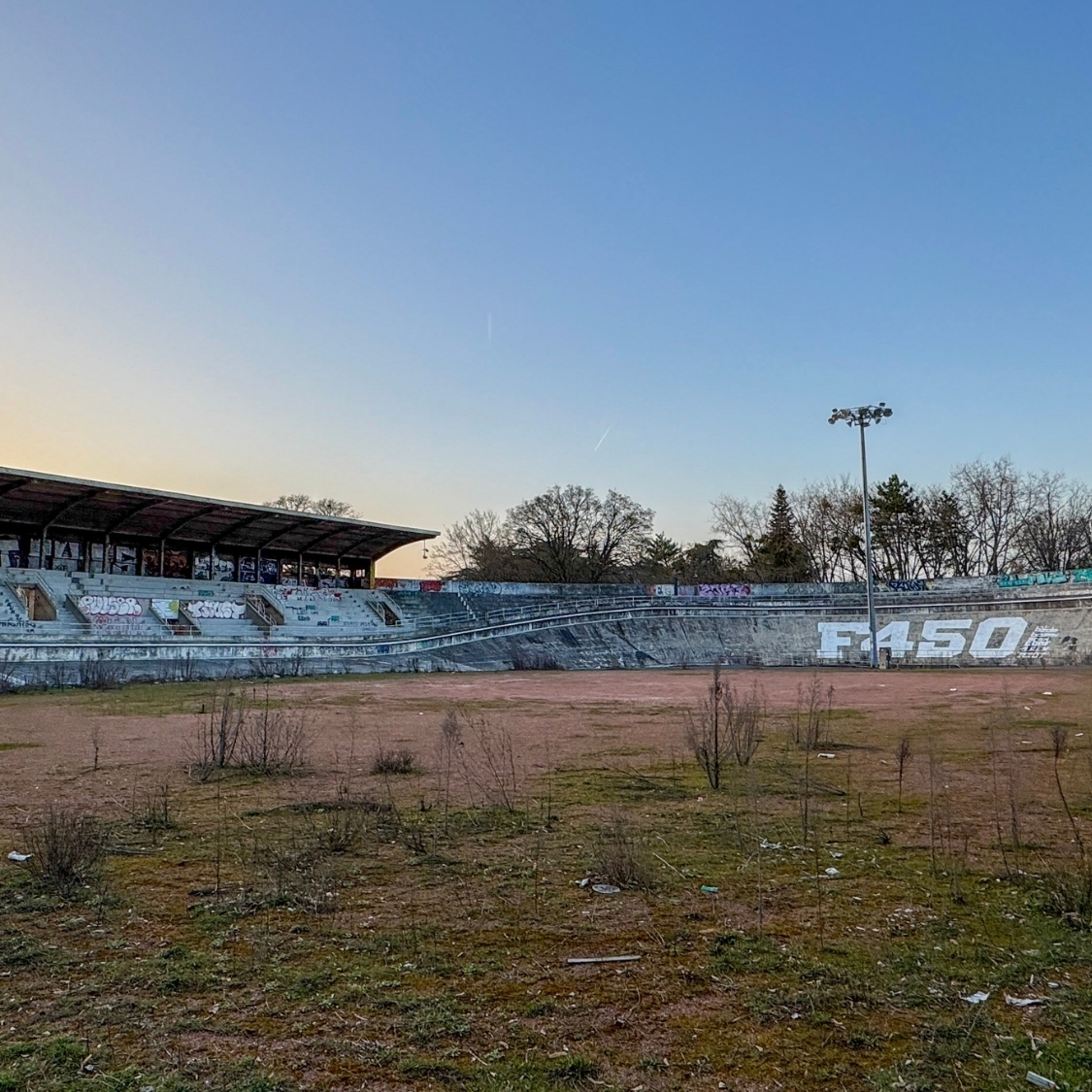 l-ancien-ve-lodrome-de-dijon-laisse-a-l-abandon-in