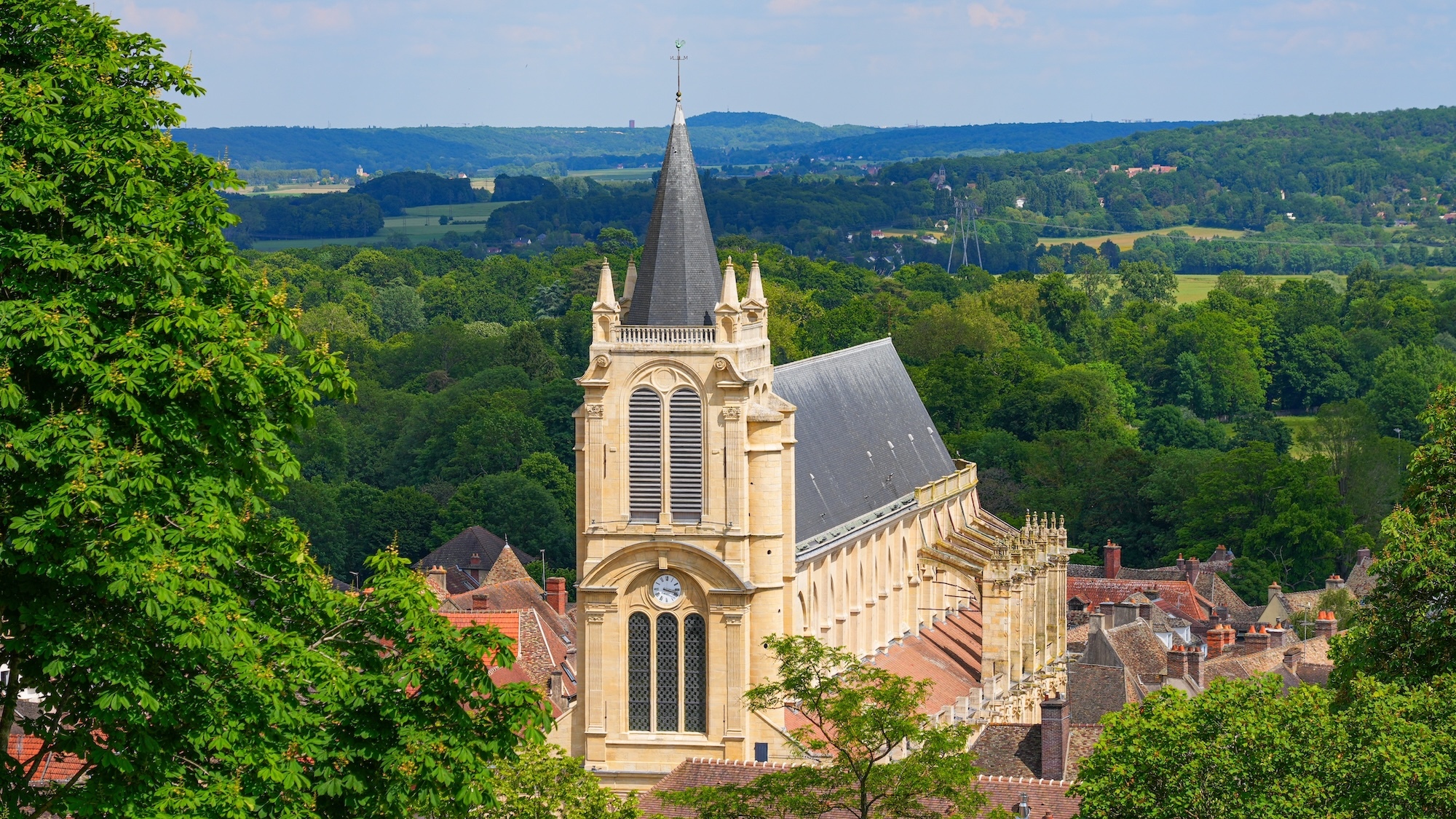 À 1h de Paris, ce village médiéval accessible en train va vous faire voyager dans le temps shutterstock-2470440039
