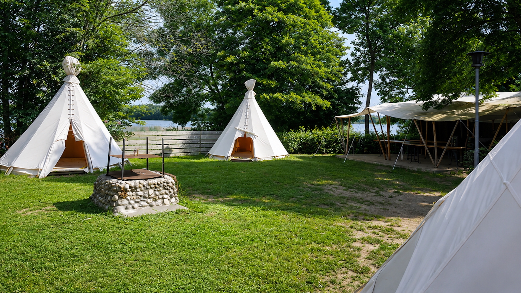 À 1h15 de Lyon, ce camp indien au bord d’un lac offre une escapade digne d’un western XXL a-1h15-lyon-camp-indien-bord-lac-western