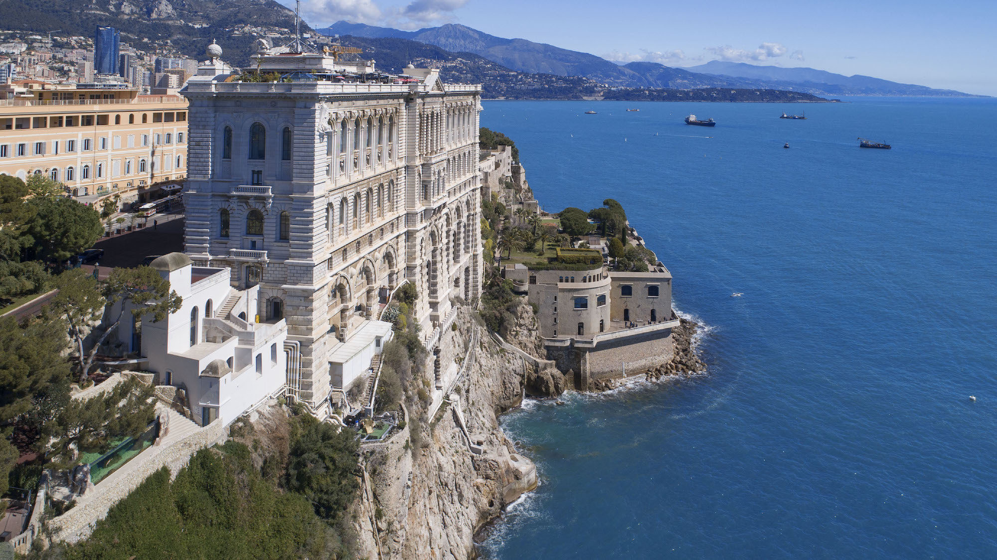 Bon plan : plus de 100 activités à petits prix à découvrir avec le Pass Côte d'Azur France ! muse-es-oce-anographique-mc-17-vue-drone-odysse-e-