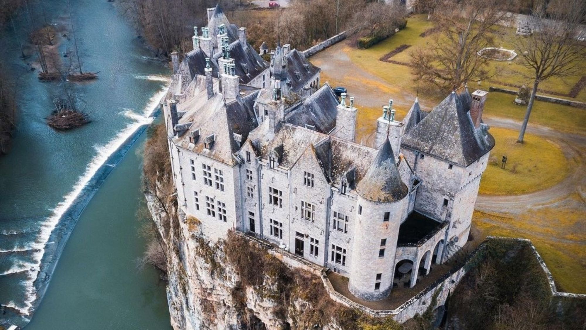 À 2h de Lille, ce château perché au sommet d’une falaise semble tout droit sorti d’un conte de fées chateau-plage-parc