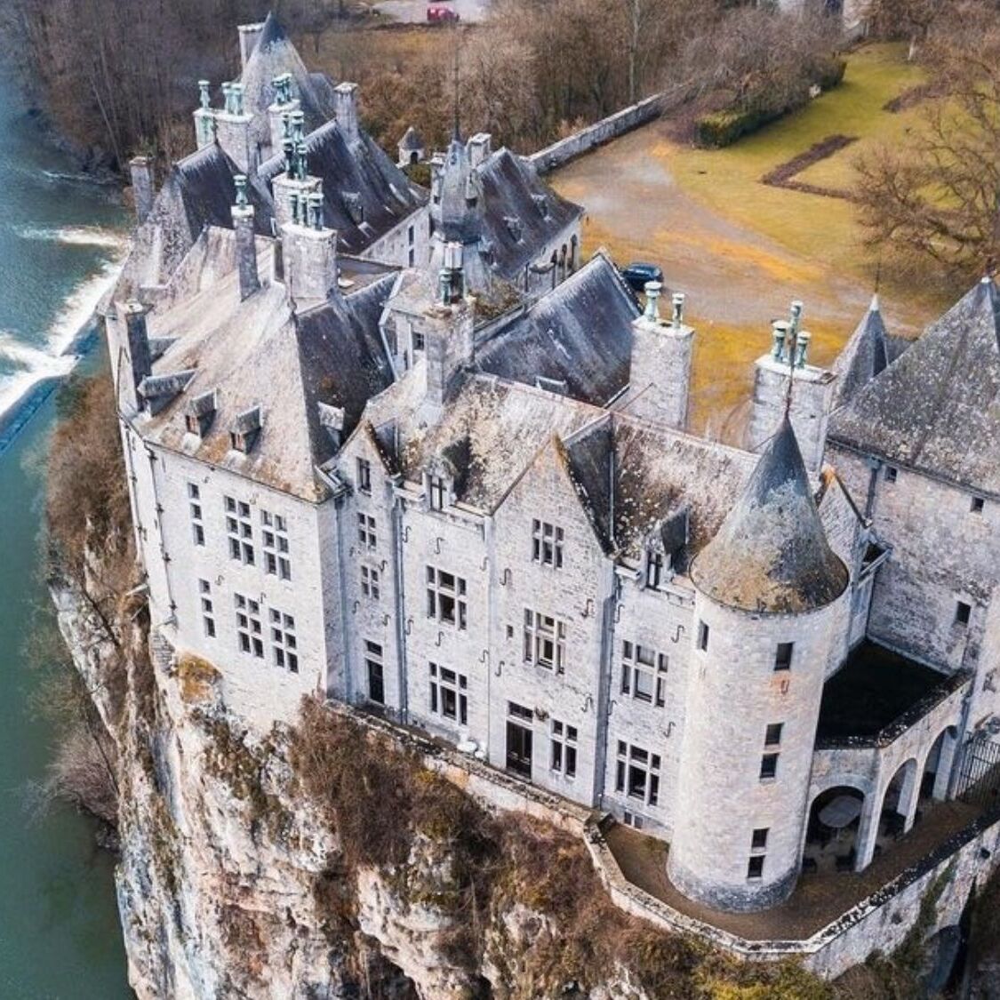 À 2h de Lille, ce château perché au sommet d’une falaise semble tout droit sorti d’un conte de fées chateau-plage-parc