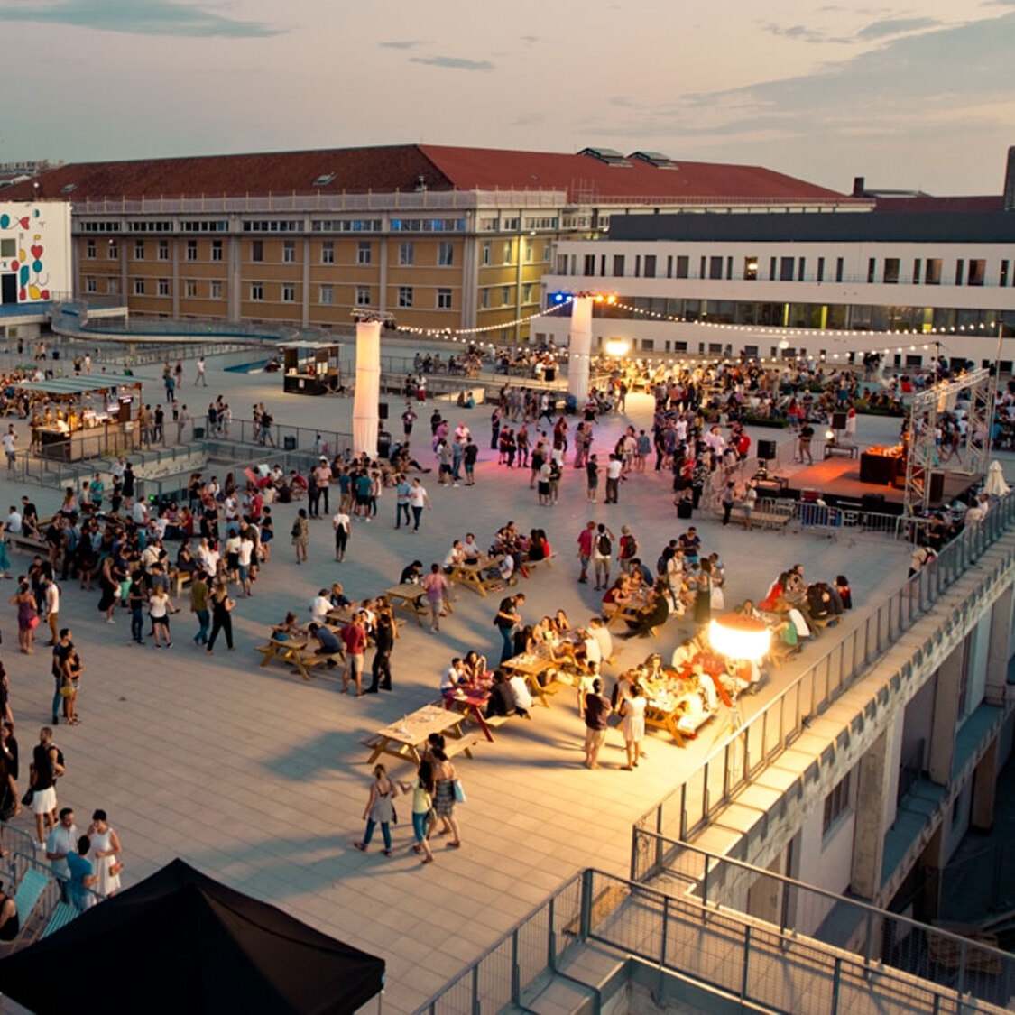 Ce rooftop géant de 8000 m² accueille un festival de musique à Marseille festival-rooftop-marseille