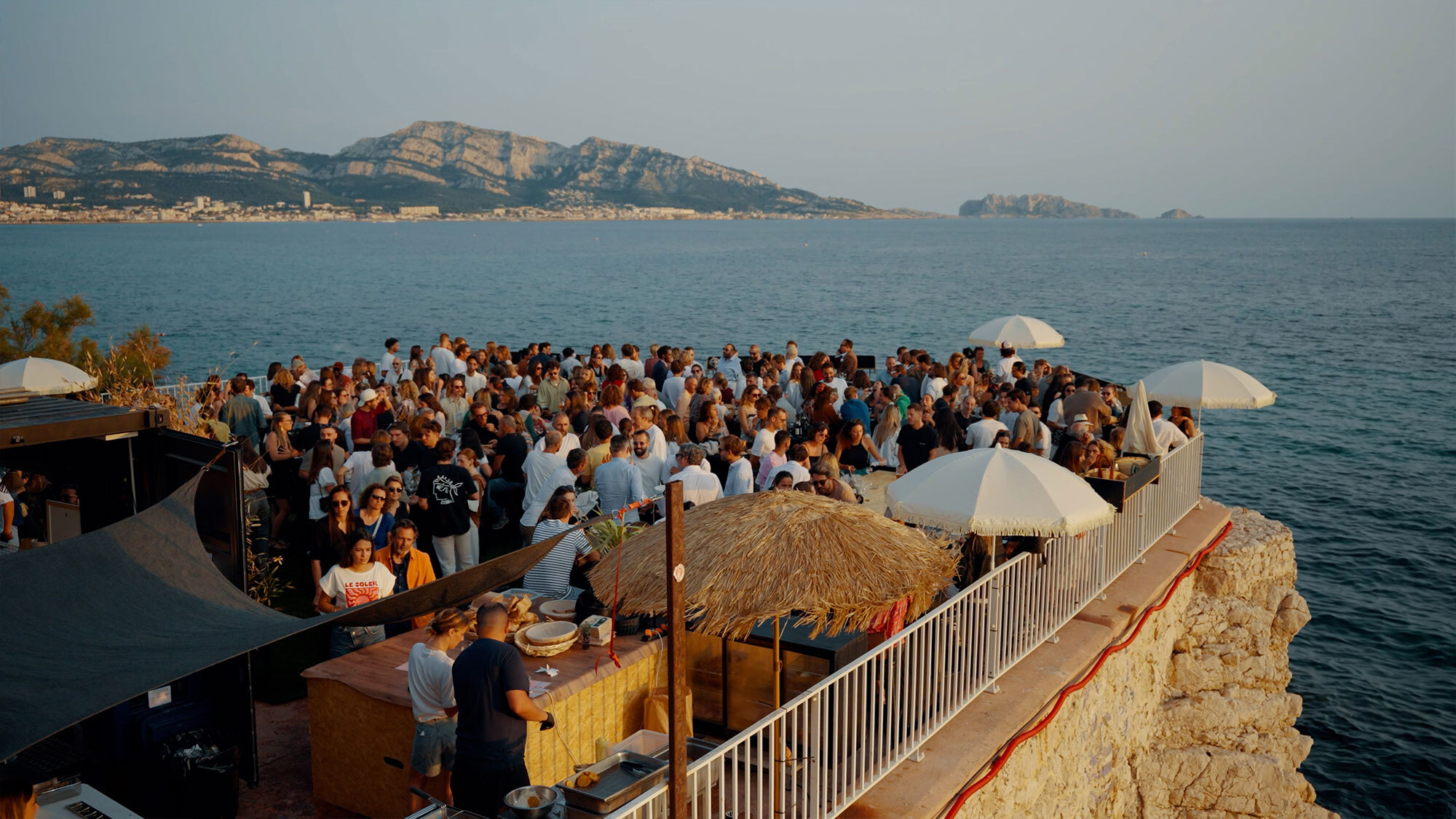 À Marseille, ce bar éphémère perché sur l'eau rouvre enfin au public ilot-corniche-marseille