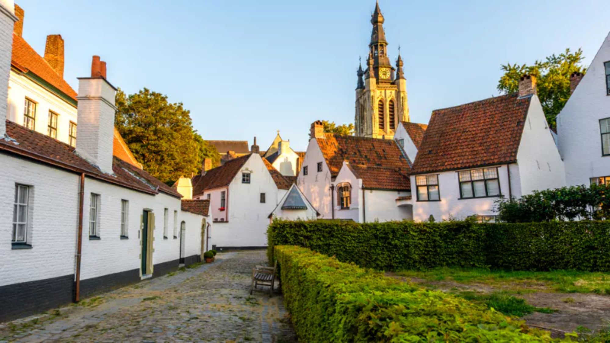 À 25 min de Lille, ce mini-village blanc classé à l’UNESCO semble complètement hors du temps village-eglise-maisons-blanches