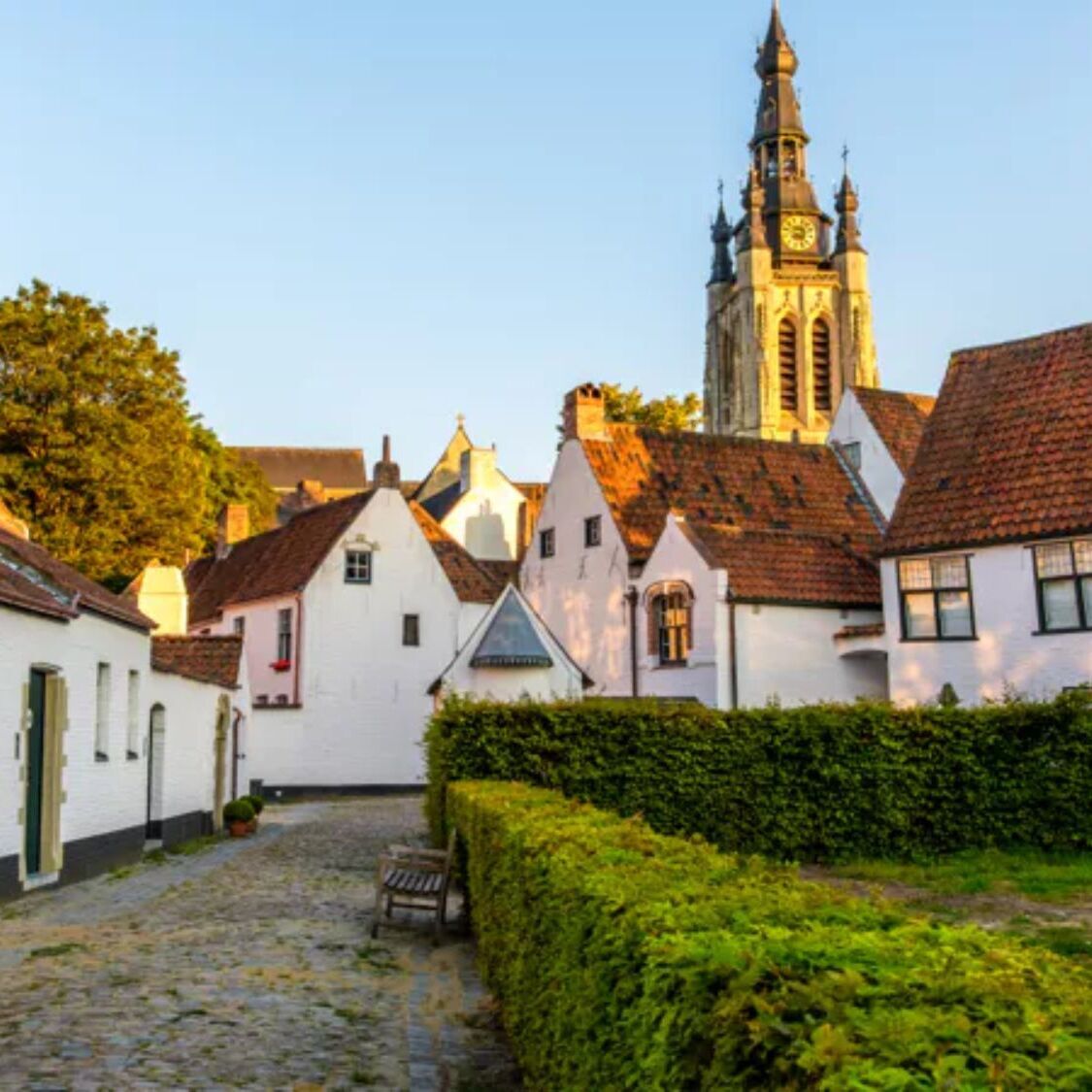 À 25 min de Lille, ce mini-village blanc classé à l’UNESCO semble complètement hors du temps village-eglise-maisons-blanches