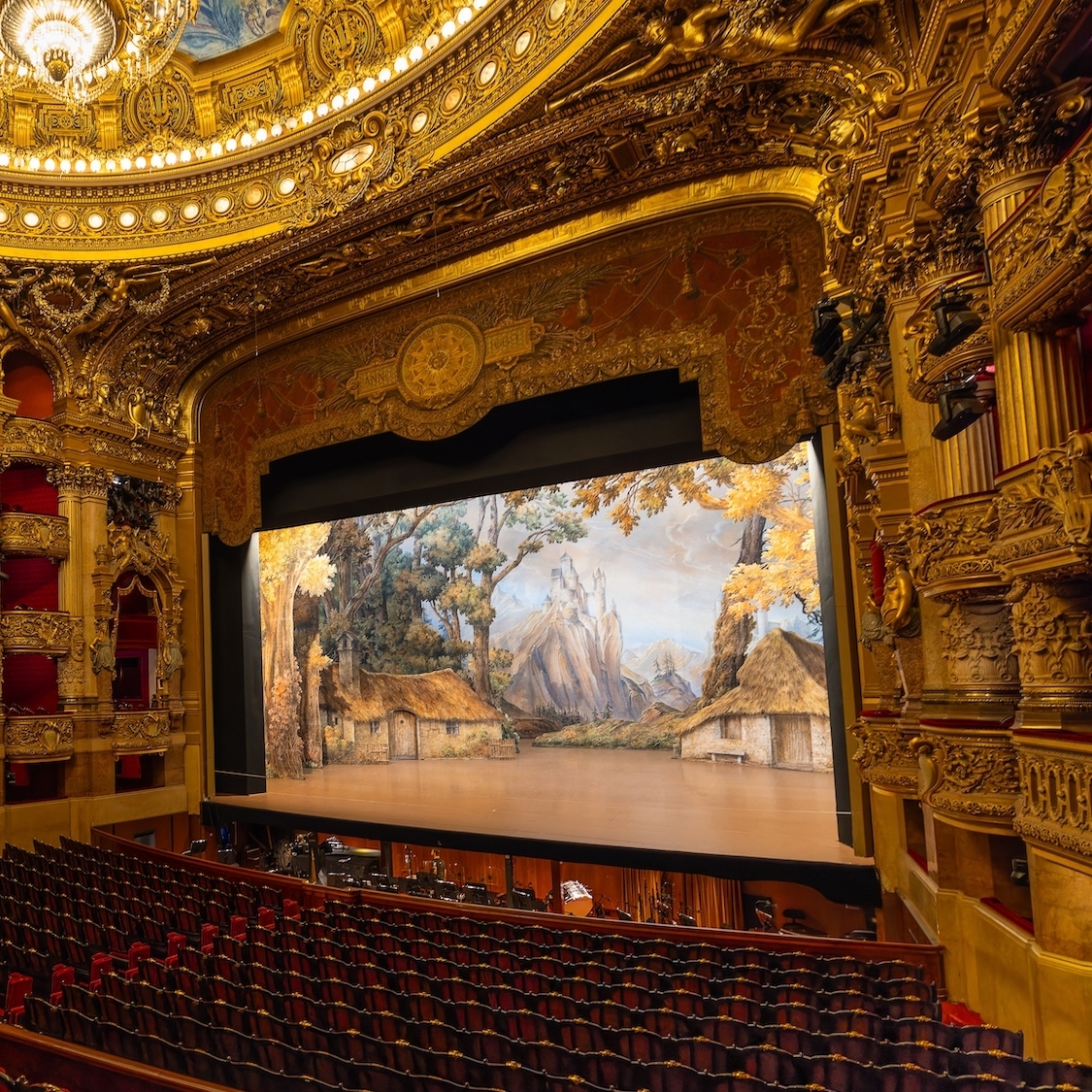 L’Opéra de Paris vend plus de 5 000 costumes à partir de 2€ ! shutterstock-2494382505