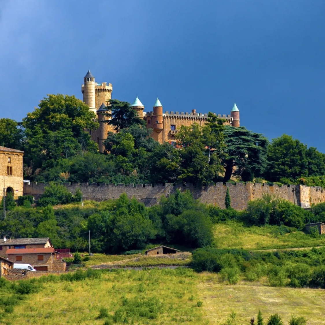 À 45 minutes de Lyon, ce village perché du Beaujolais ressemble à une mini-Toscane 45-minutes-lyon-village-perche-montmelas-saint-sor