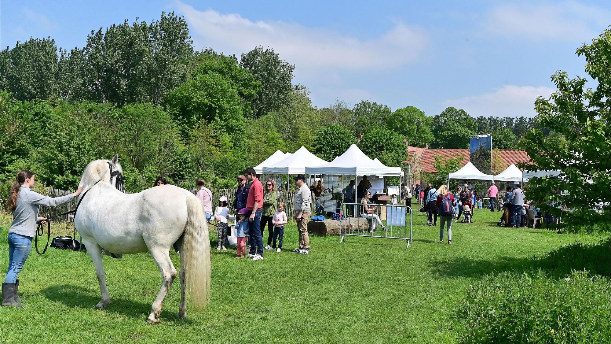 Cette immense fête du printemps à côté de Lille va transformer une ferme en paradis pour les enfants cheval-herbe-gens-parc