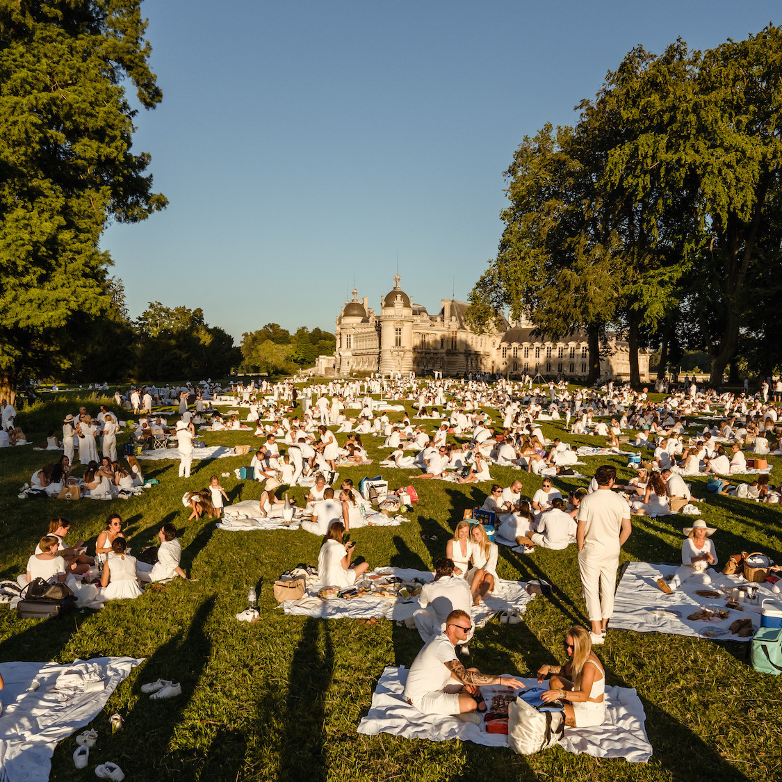 Sold out, le pique-nique en blanc de Château de Chantilly revient avec une nouvelle date 3-pique-nique-en-blanc-white-picnic-copyright-chri
