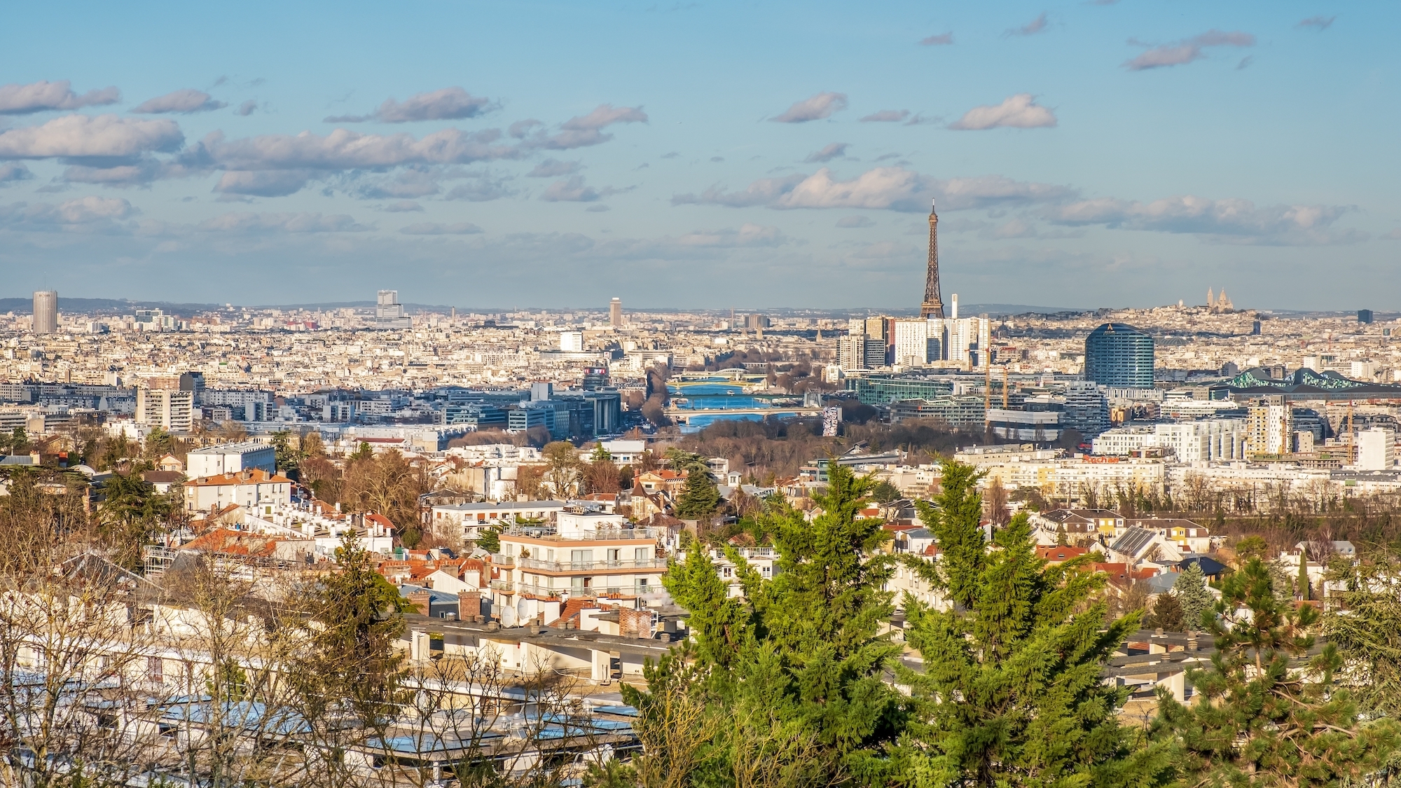 Ce parc en hauteur de plus de 60 000 m² vous offre l’une des plus belles vues sur la capitale shutterstock-2279944169