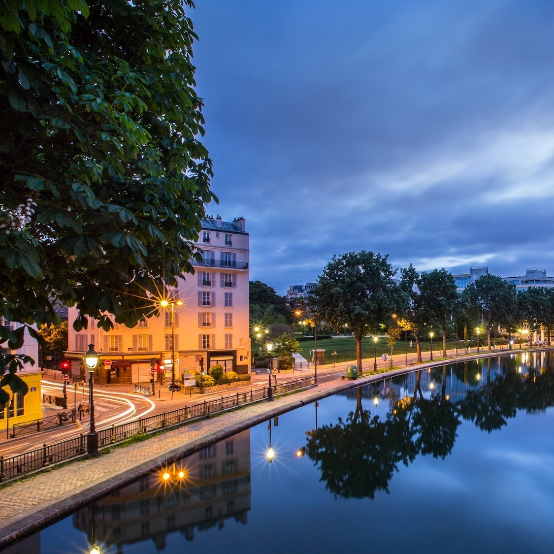 Cette institution du canal Saint-Martin saccagée par des ultras pendant la nuit shutterstock-1265144803