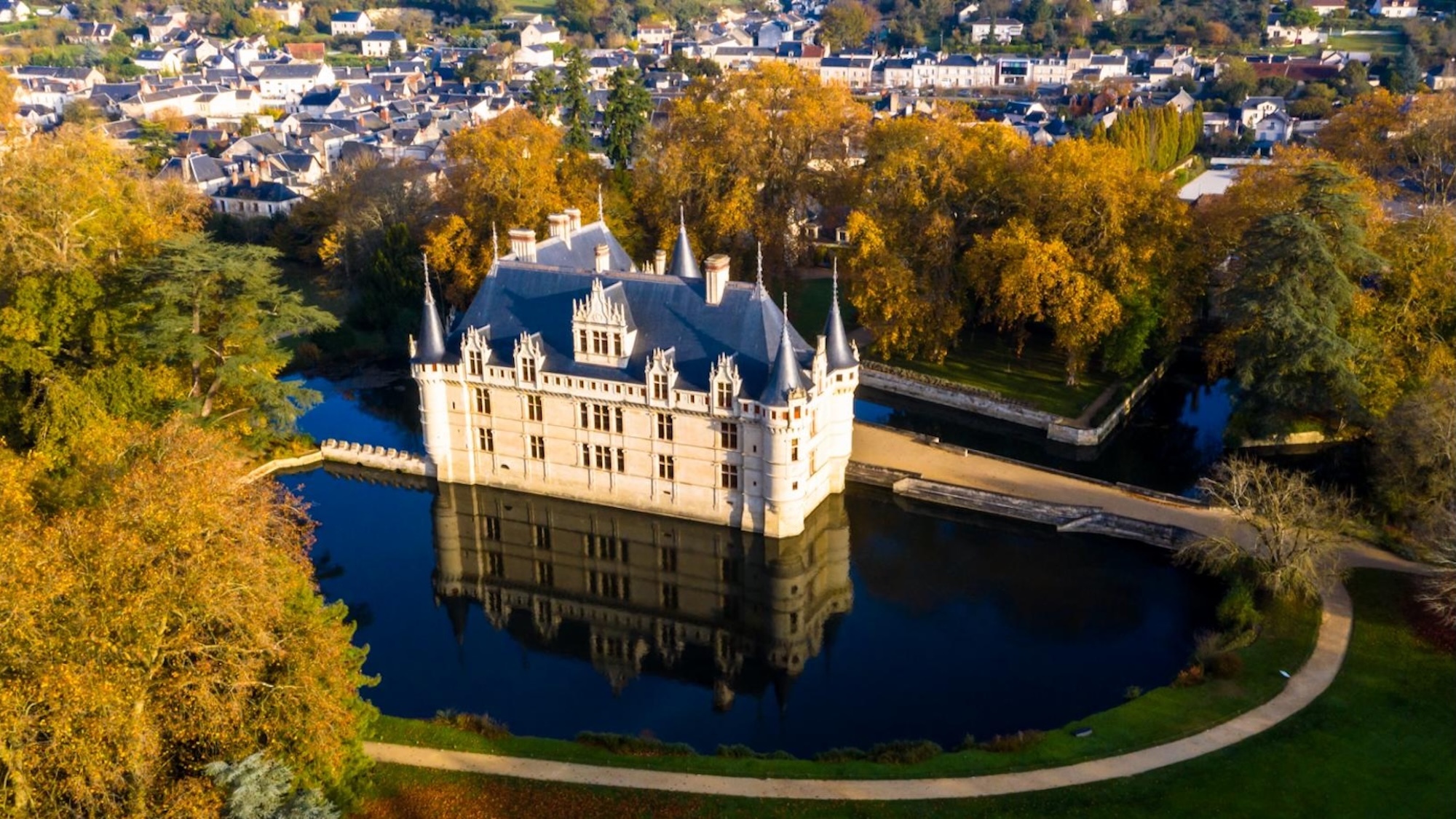 À 2h de Paris, ce magnifique château semble flotter sur l’eau 06112020-lrdrones-azay-le-rideau-1