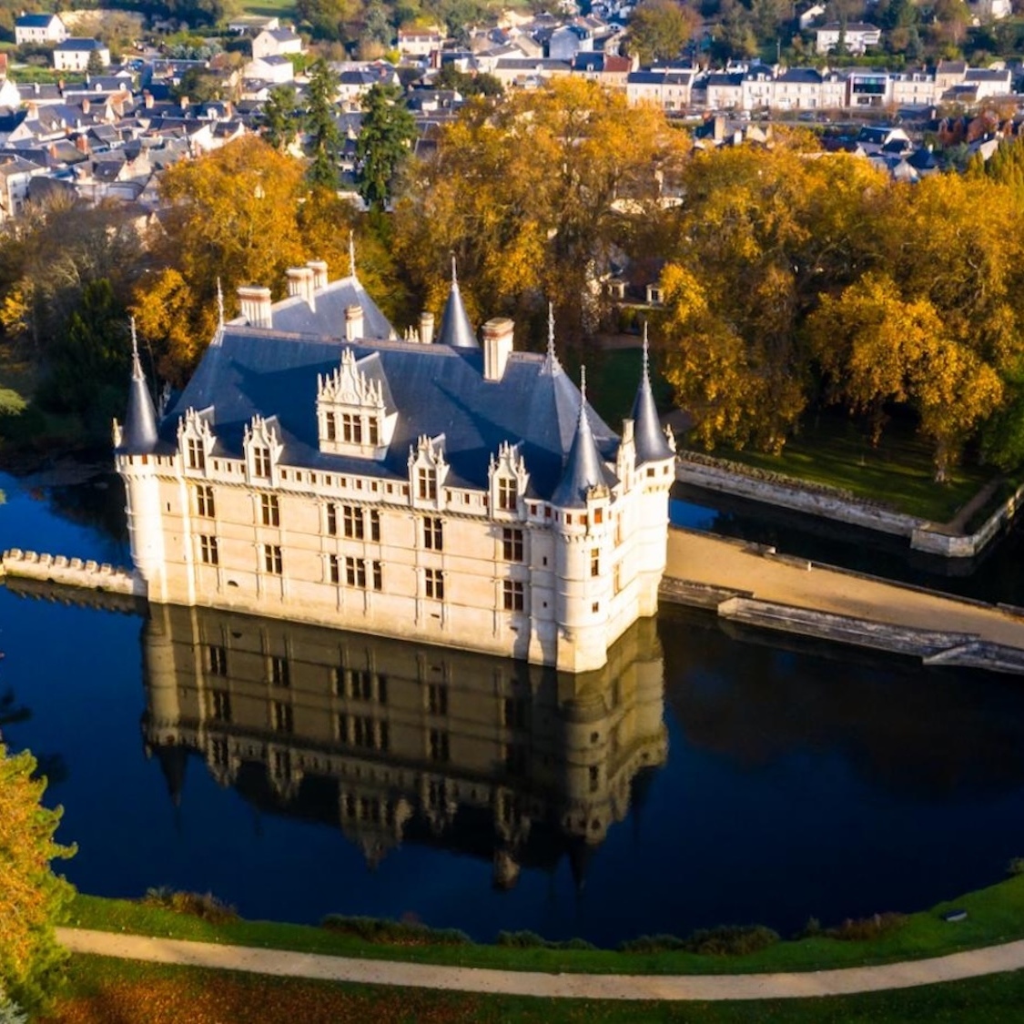 À 2h de Paris, ce magnifique château semble flotter sur l’eau 06112020-lrdrones-azay-le-rideau-1