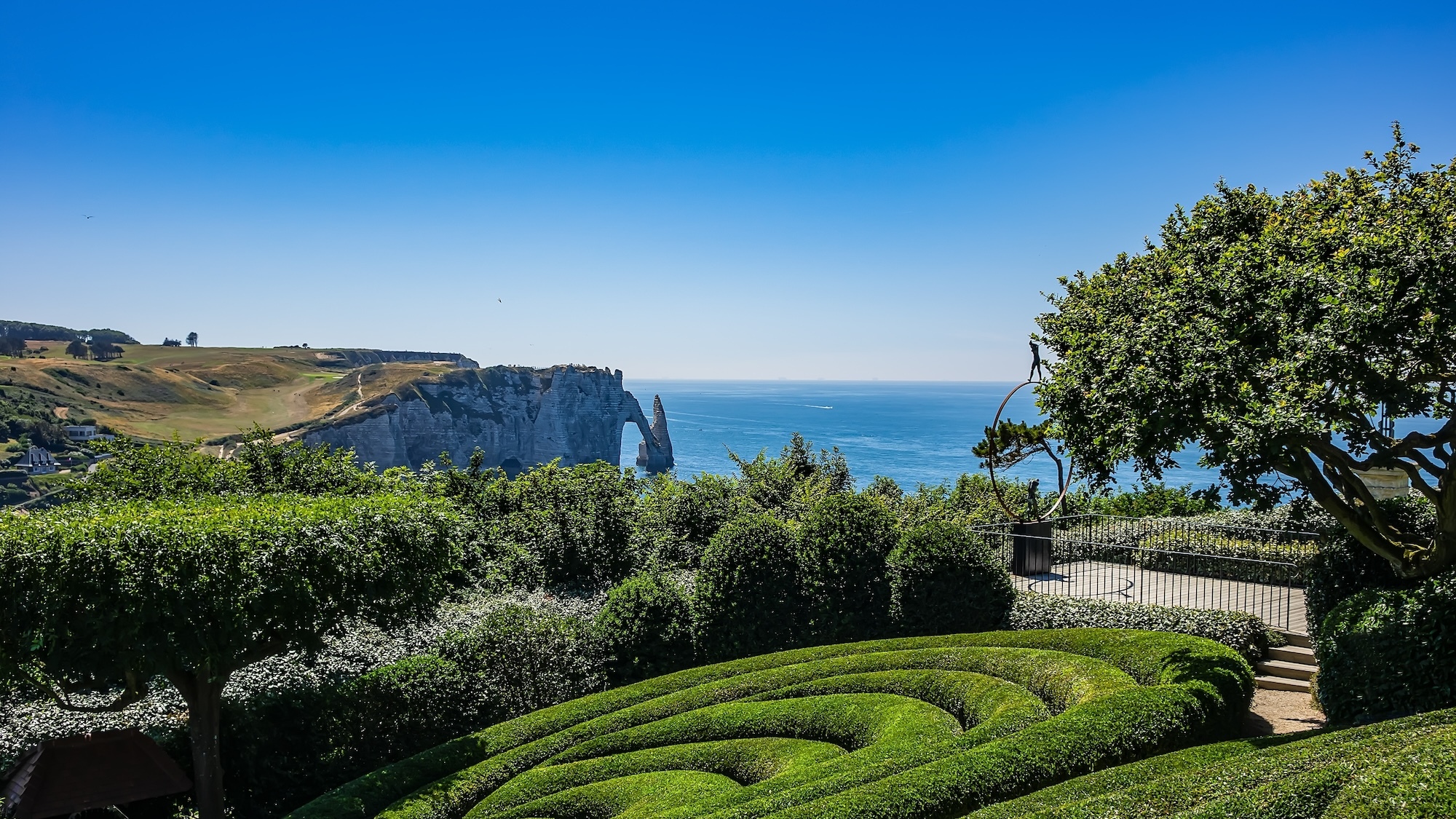 À 2h30 de Paris, ces jardins suspendus à Étretat semblent sortis d'un rêve shutterstock-2433477947