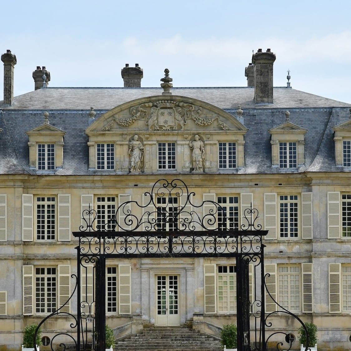 À 1h de Paris, cette balade féerique nocturne transforme ce château en royaume magique shutterstock-1466675732