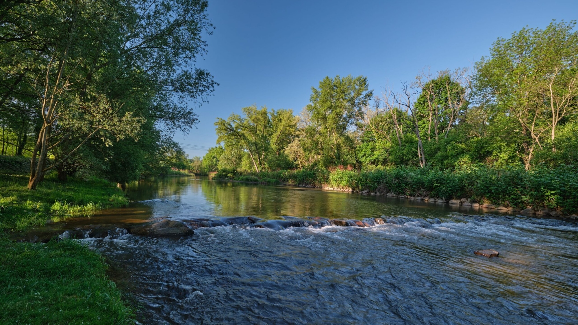 À 40 minutes de Lyon, cette randonnée de 50 km au bord de l’eau est le spot fraîcheur parfait a-40-minutes-lyon-randonnee-50-km-bord-eau-spot-fr