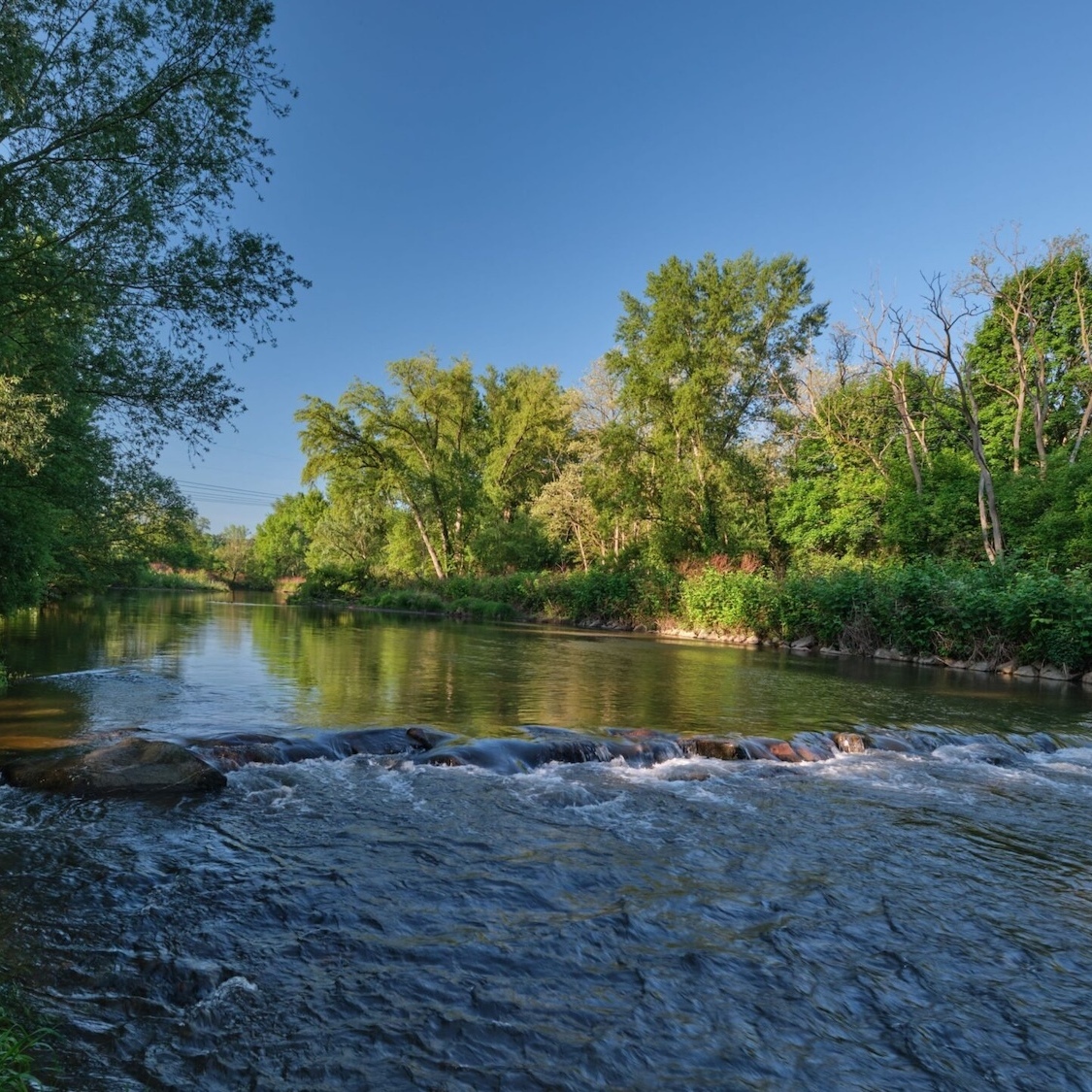 À 40 minutes de Lyon, cette randonnée de 50 km au bord de l’eau est le spot fraîcheur parfait a-40-minutes-lyon-randonnee-50-km-bord-eau-spot-fr