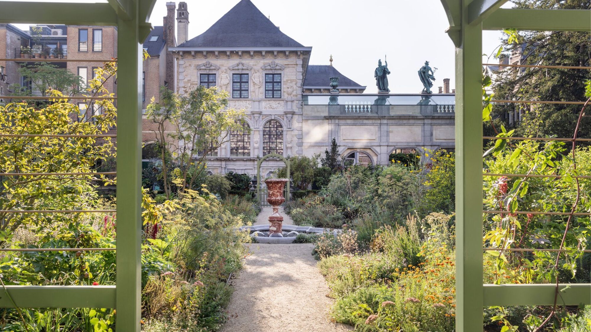 maison-jardin-fontaine-plantes