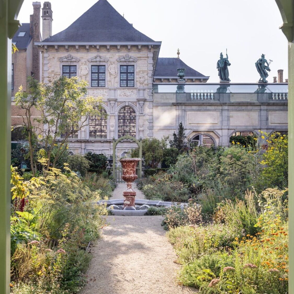 À moins de 2h de Lille, ce jardin caché au cœur d’Anvers ressemble à un décor de peinture flamande maison-jardin-fontaine-plantes