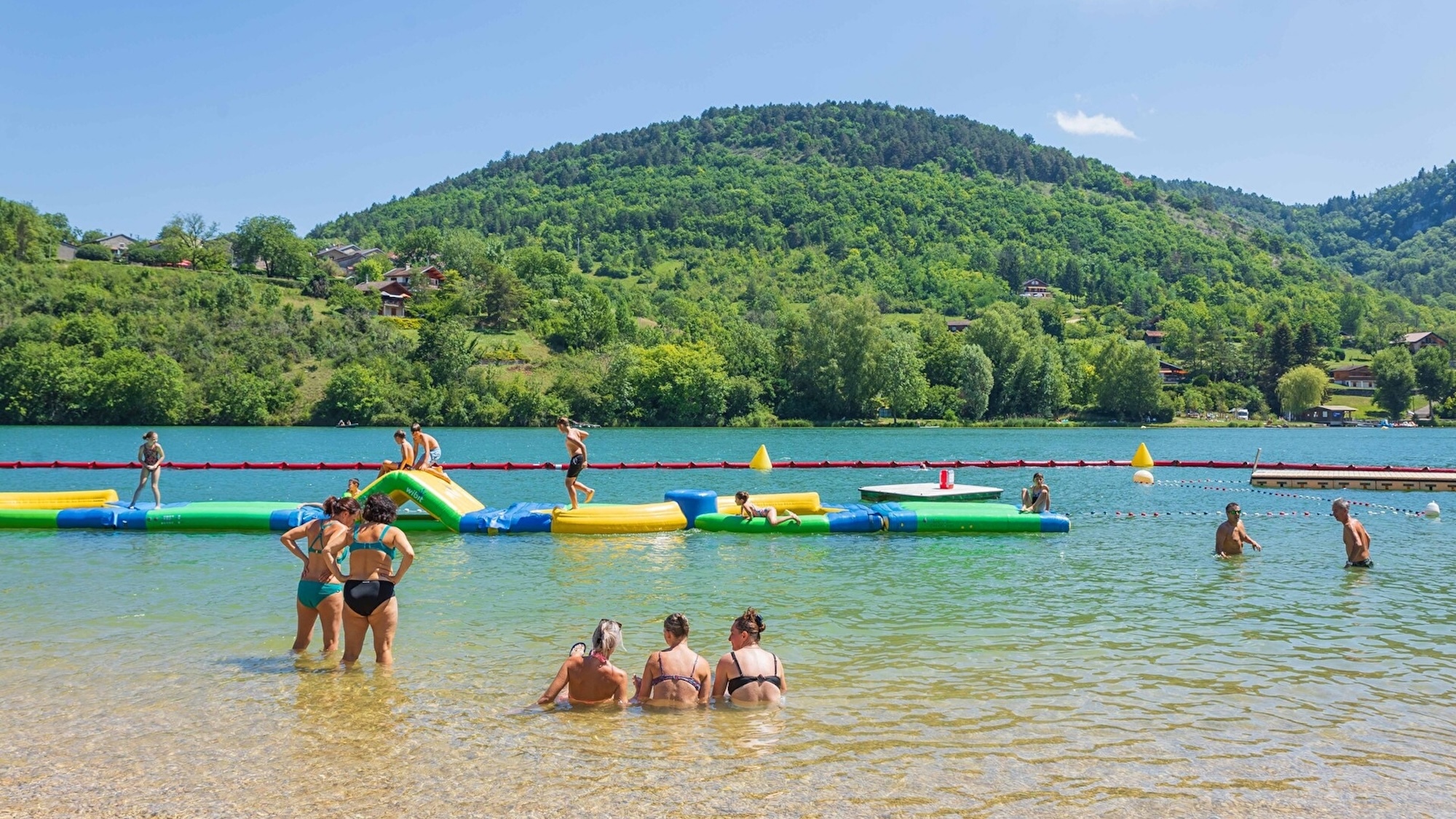 À 1h de Lyon, cette île cachée de 20 hectares aux eaux cristallines a des airs de paradis a-1h-lyon-ile-cachee-20-hectares-eaux-cristallines