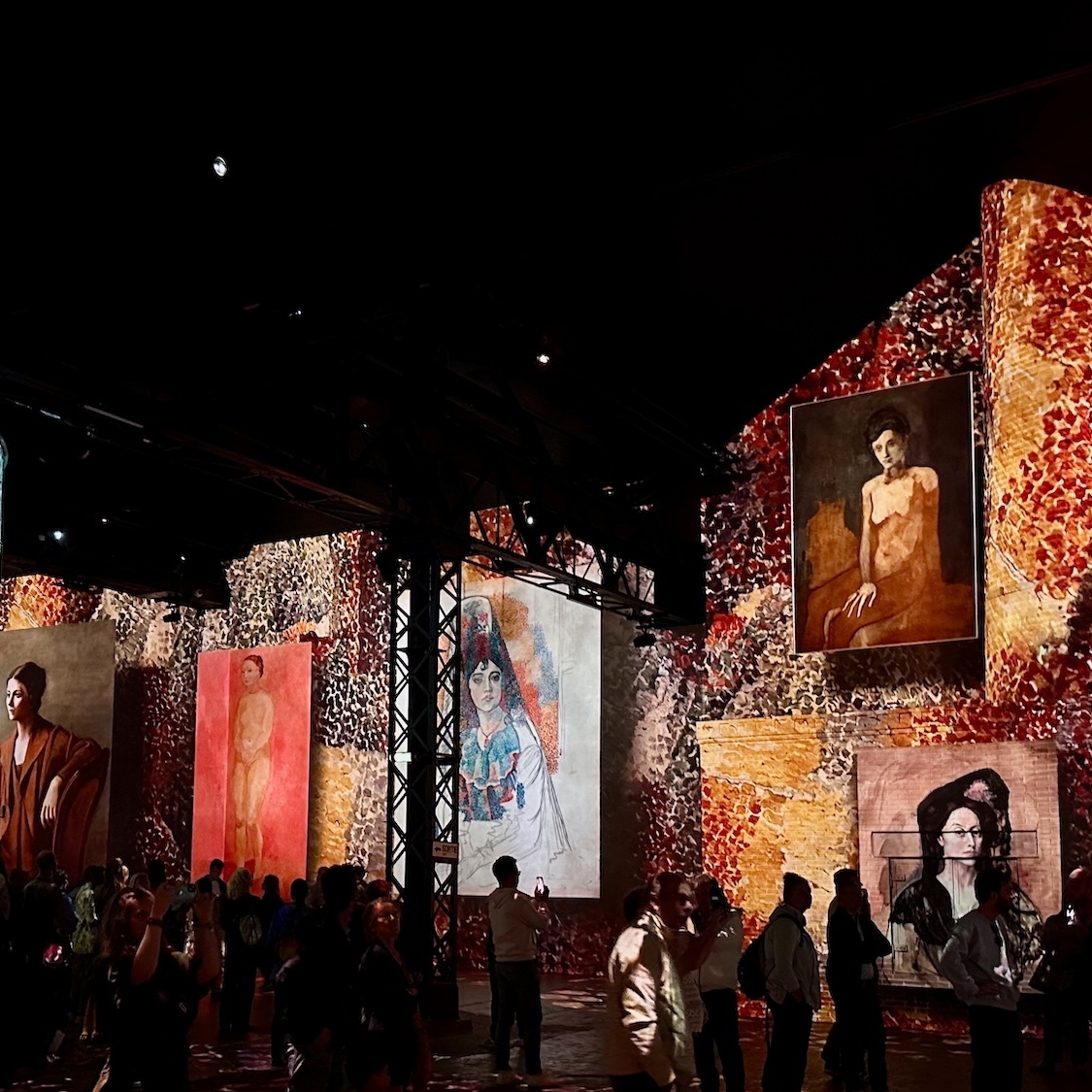 Coldplay s’empare de l’Atelier des Lumières pour une expo immersive shutterstock-2630226439