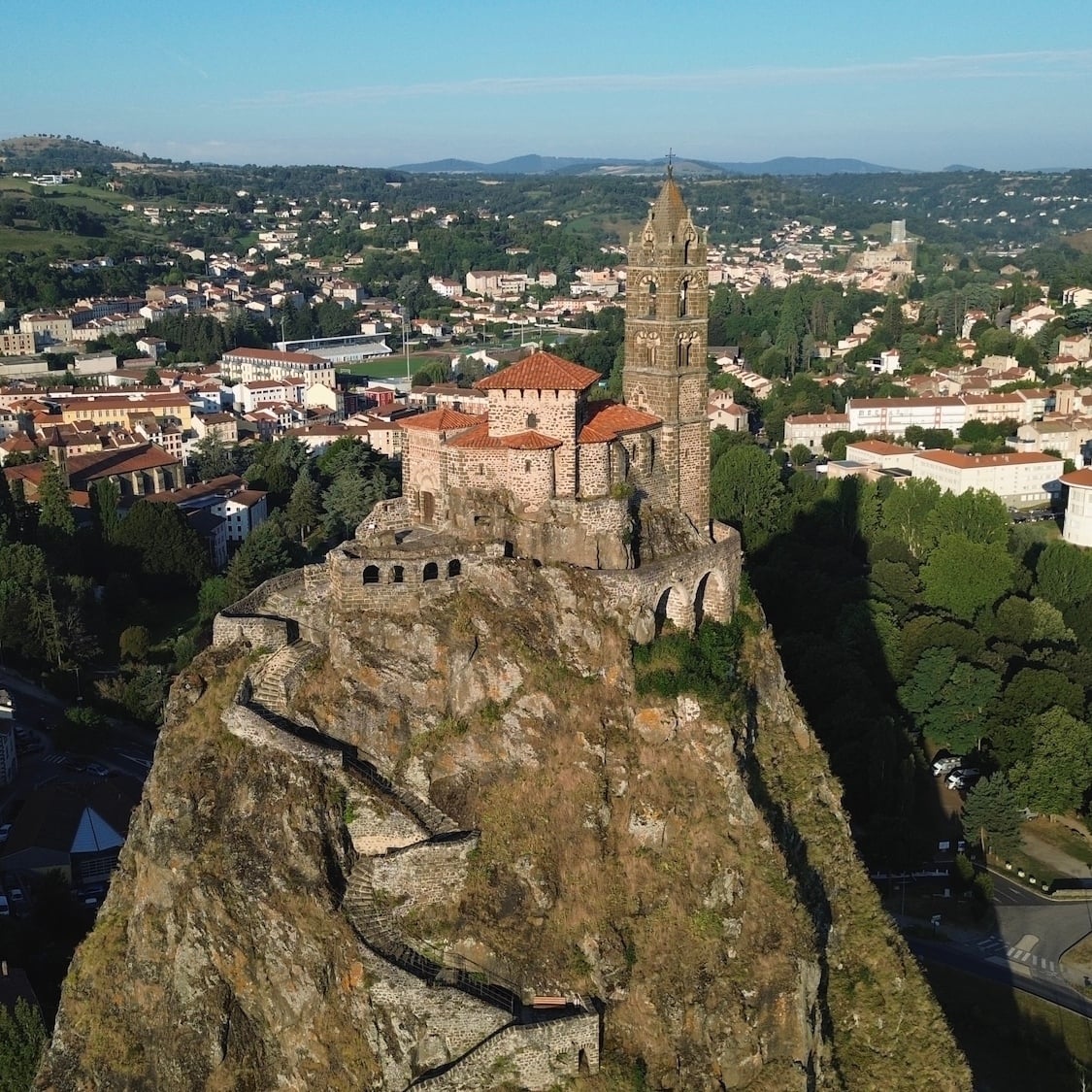 a-1h45-lyon-chapelle-perchee-volcan-decor-fantasti