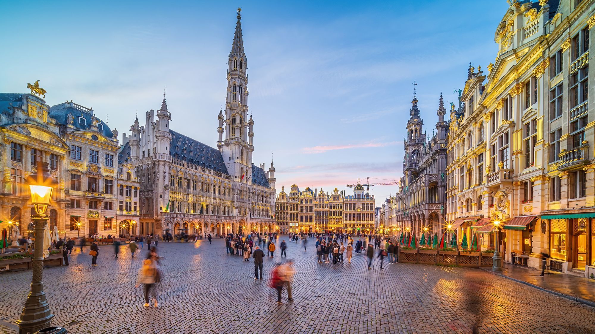 grand-place-paves-gens-bruxelles